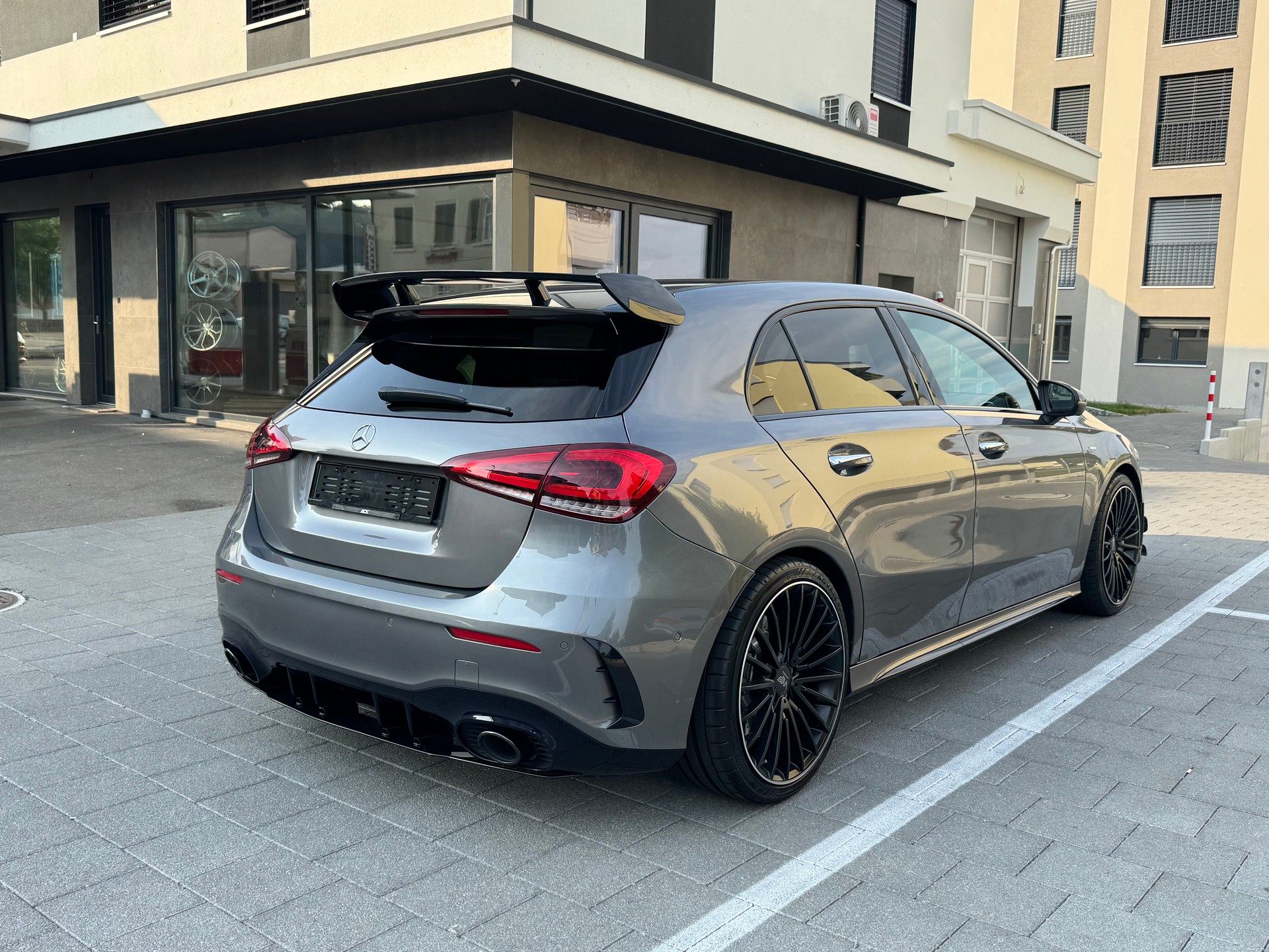 MERCEDES-BENZ A 35 AMG 4Matic Speedshift-image-5