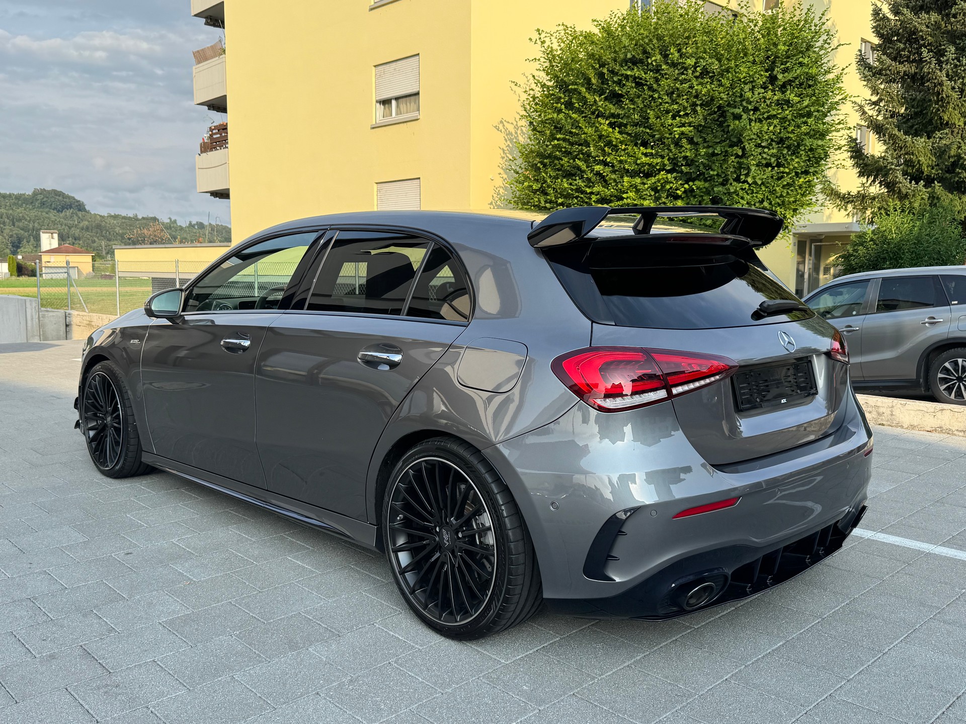 MERCEDES-BENZ A 35 AMG 4Matic Speedshift-showroom-element-2