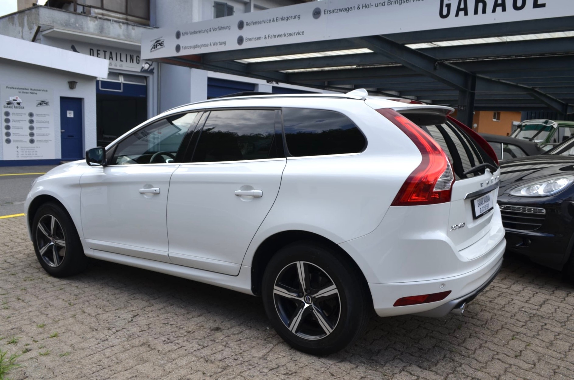 VOLVO XC60 D4 AWD Kinetic R-Design Geartronic-image-2
