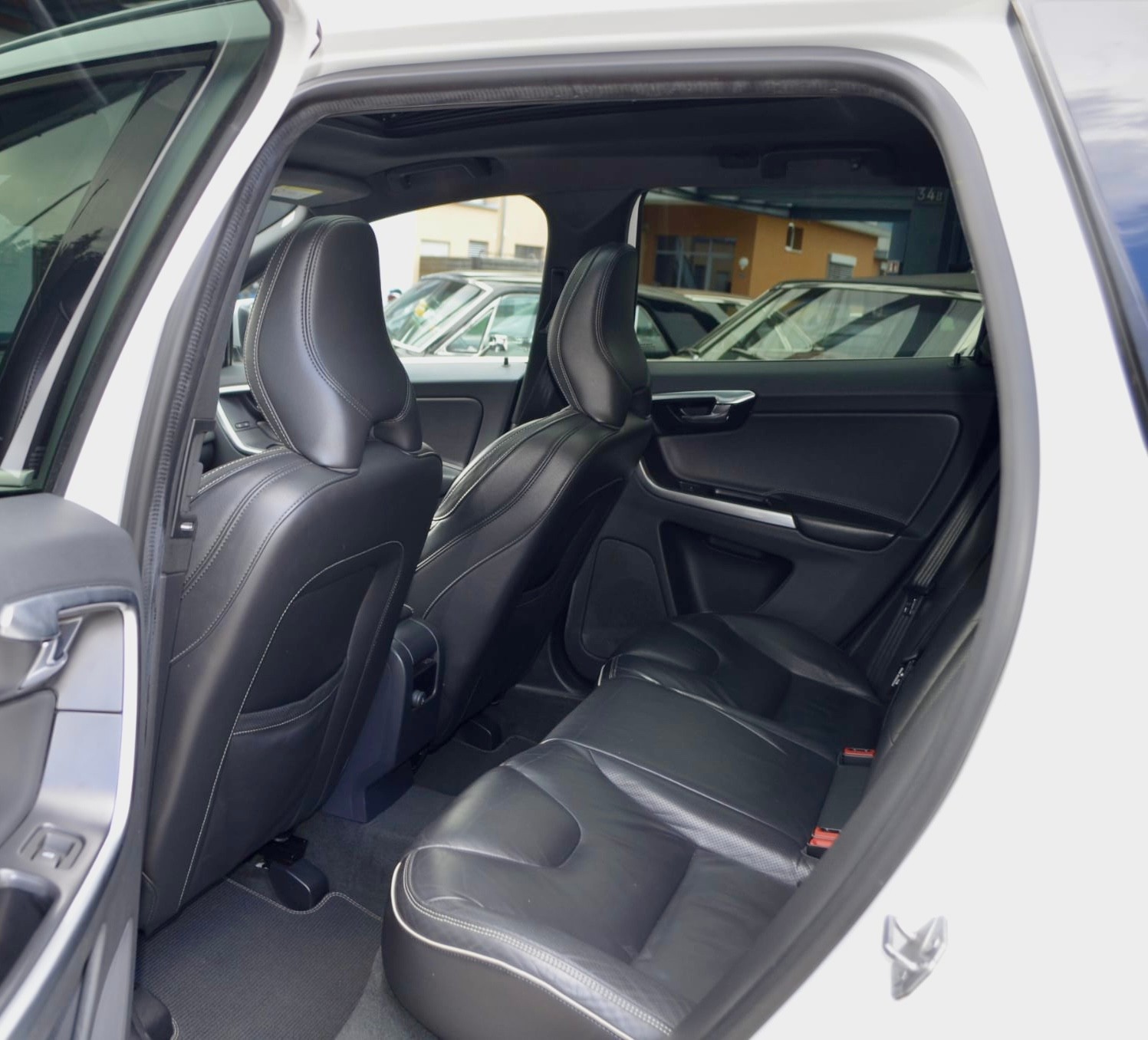 VOLVO XC60 D4 AWD Kinetic R-Design Geartronic-image-9