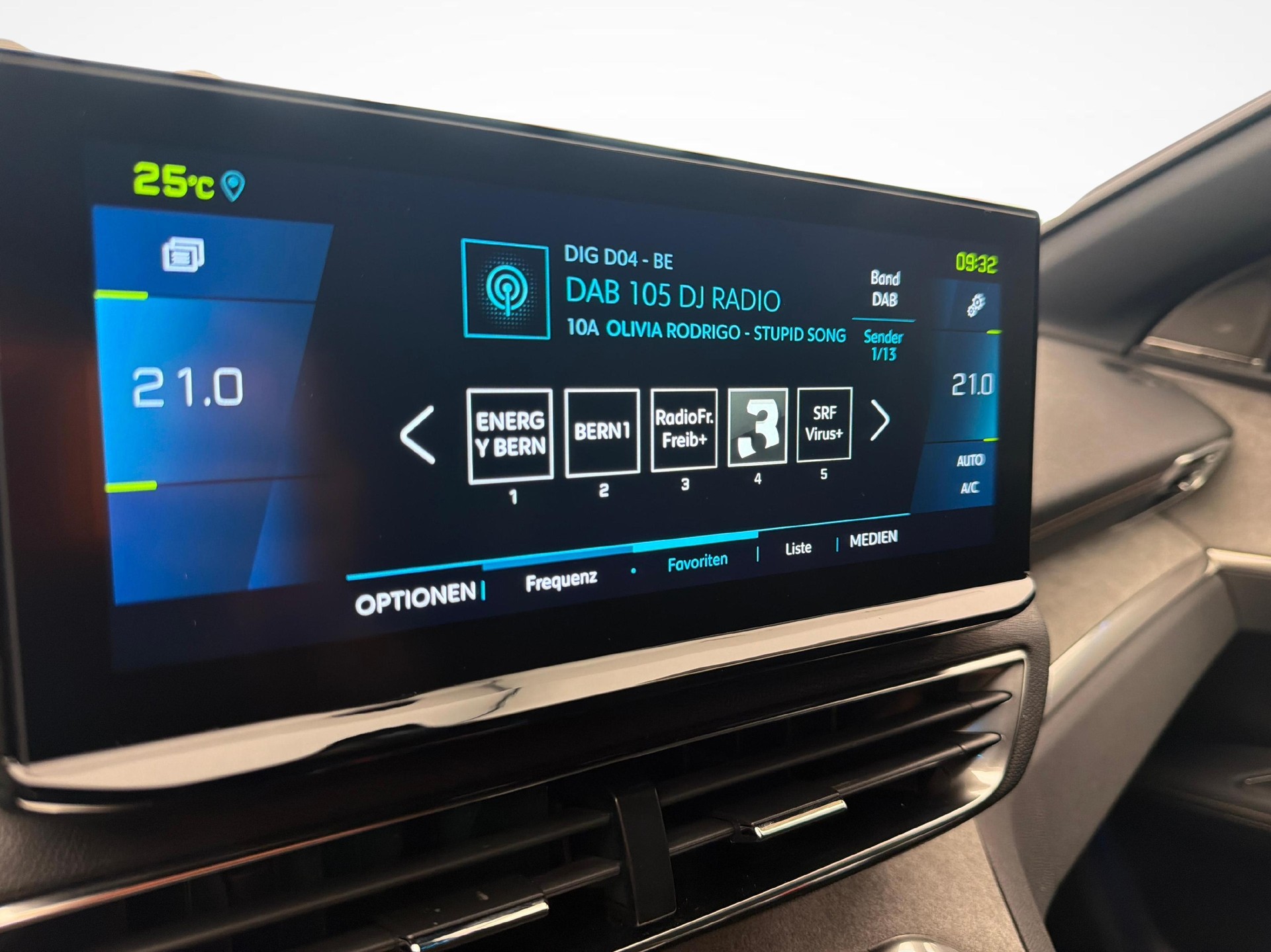 PEUGEOT 3008 1.6 Plug-in Hybrid4 GT Pack-image-14