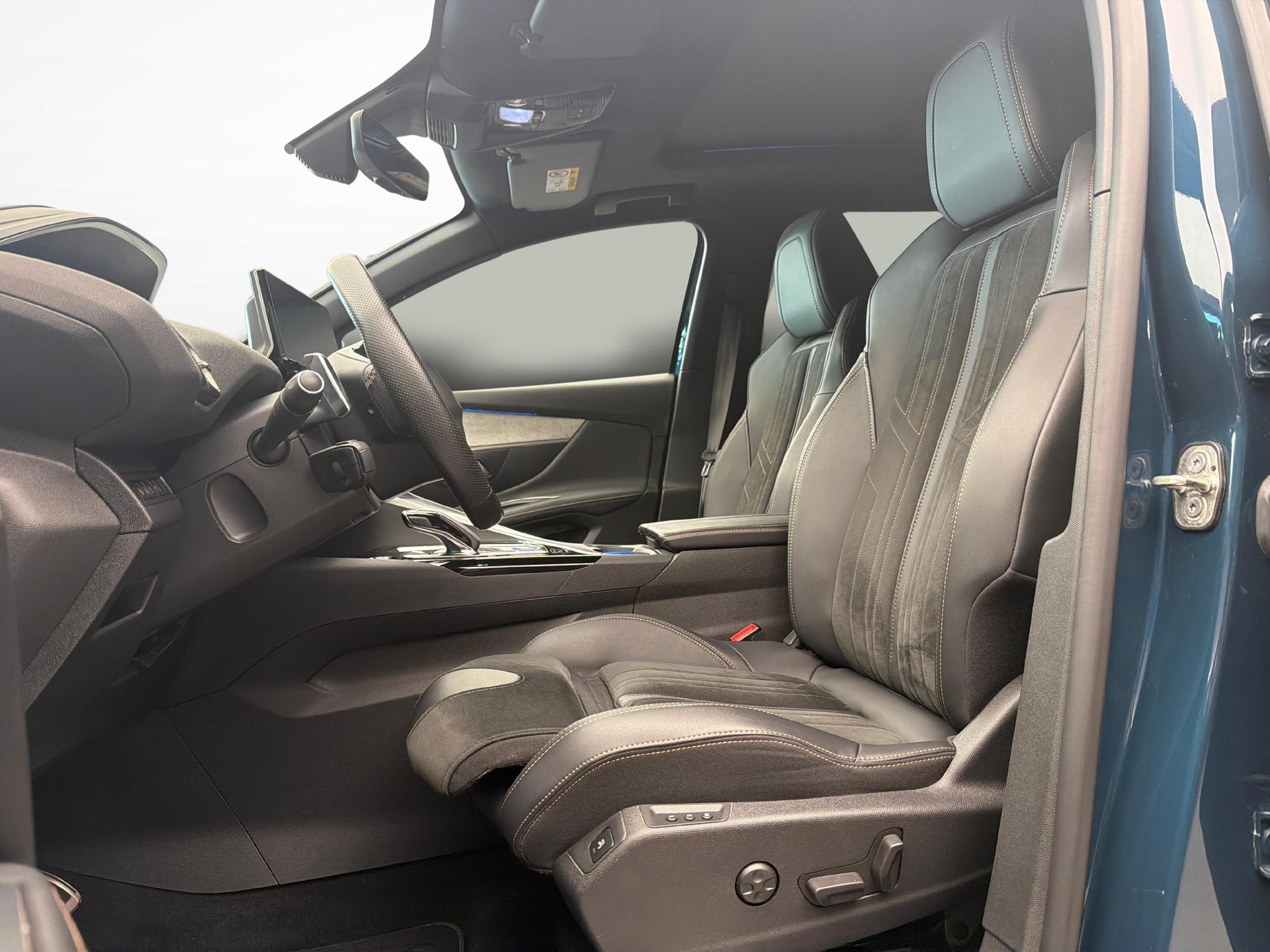 PEUGEOT 3008 1.6 Plug-in Hybrid4 GT Pack-image-9