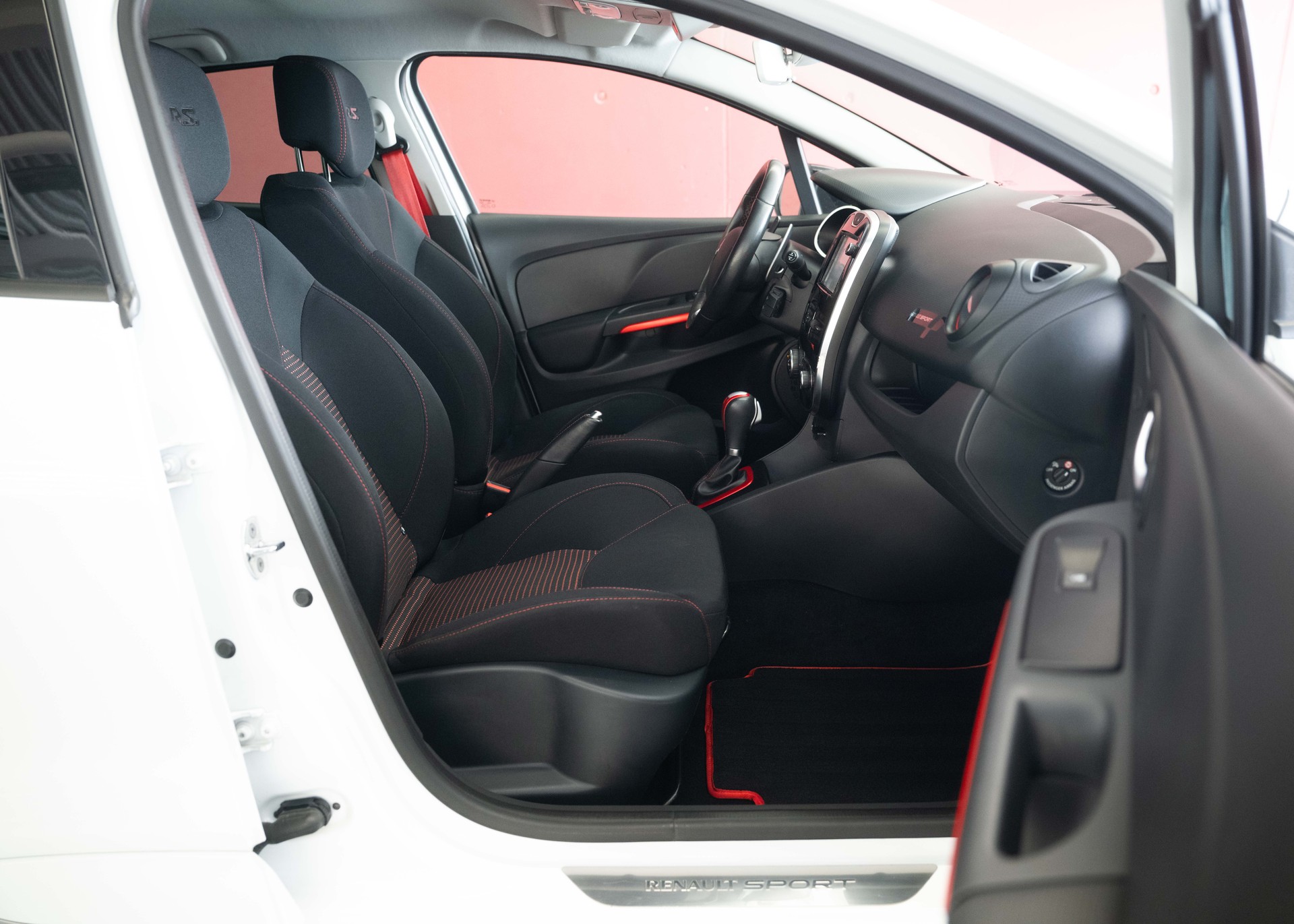 RENAULT Clio 1.6 T RS 200 (1st hand Swiss car, stunning condition, Cup Pack, full Renault service history)-image-24