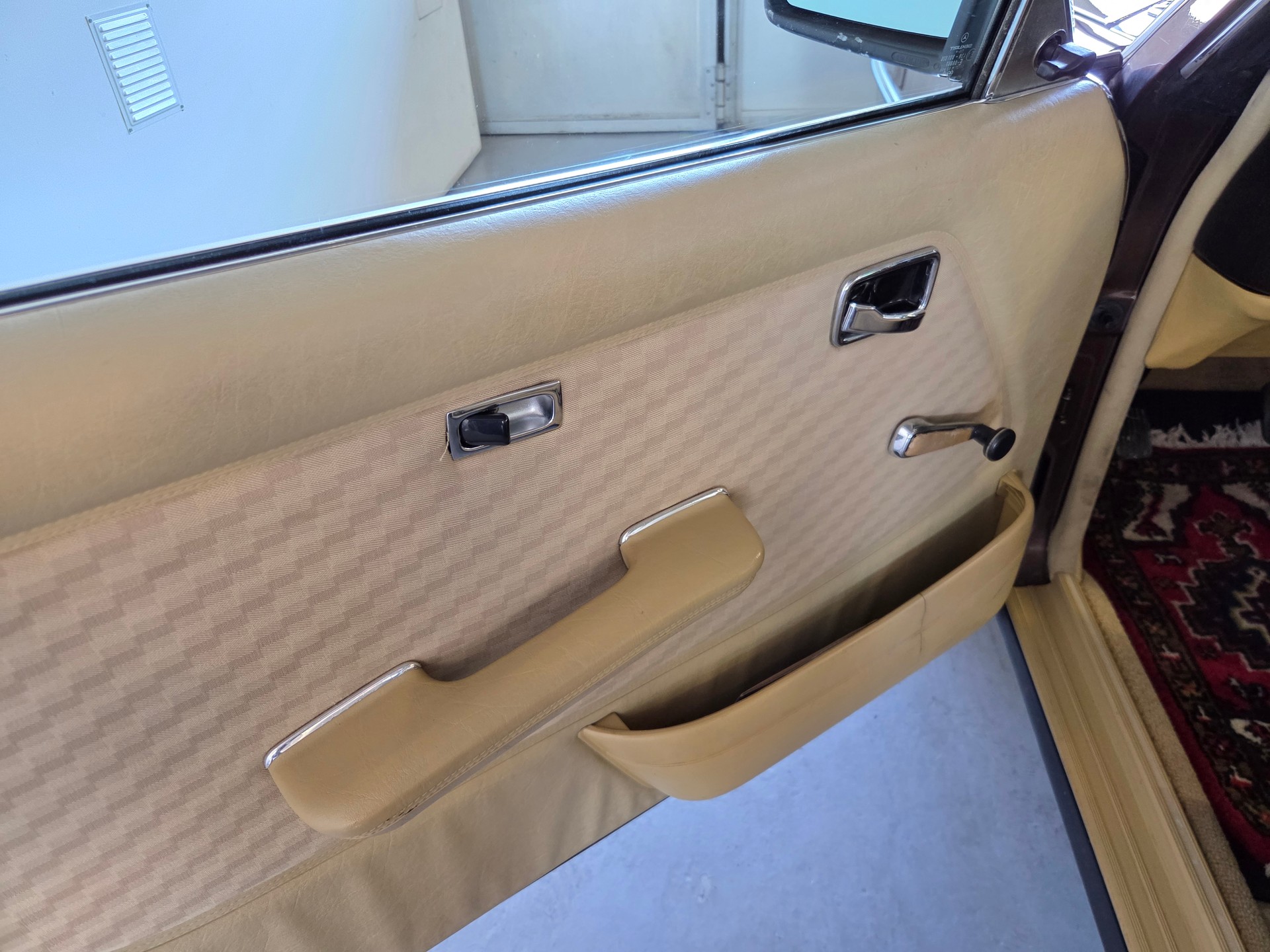 MERCEDES-BENZ 230 CE-image-11