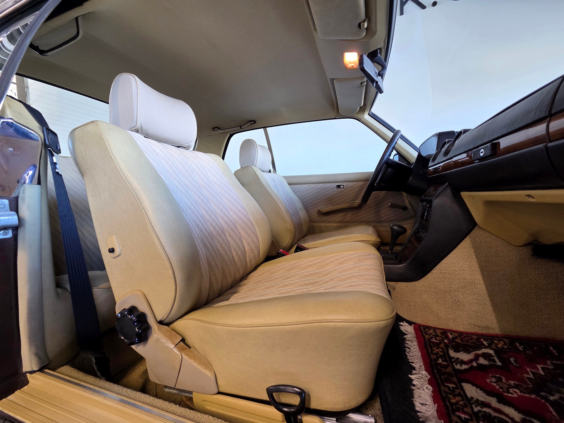 MERCEDES-BENZ 230 CE-image-13
