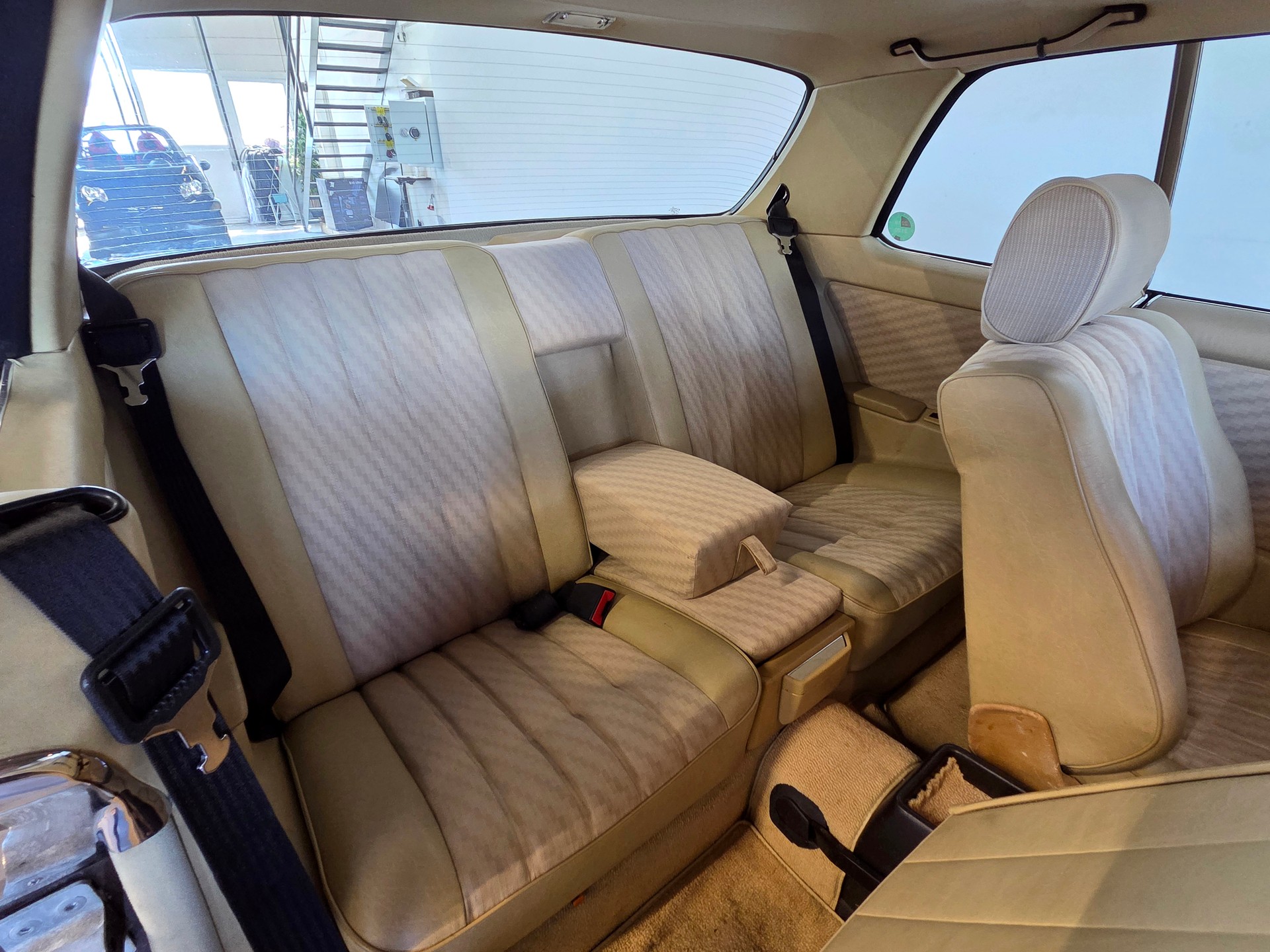 MERCEDES-BENZ 230 CE-image-12