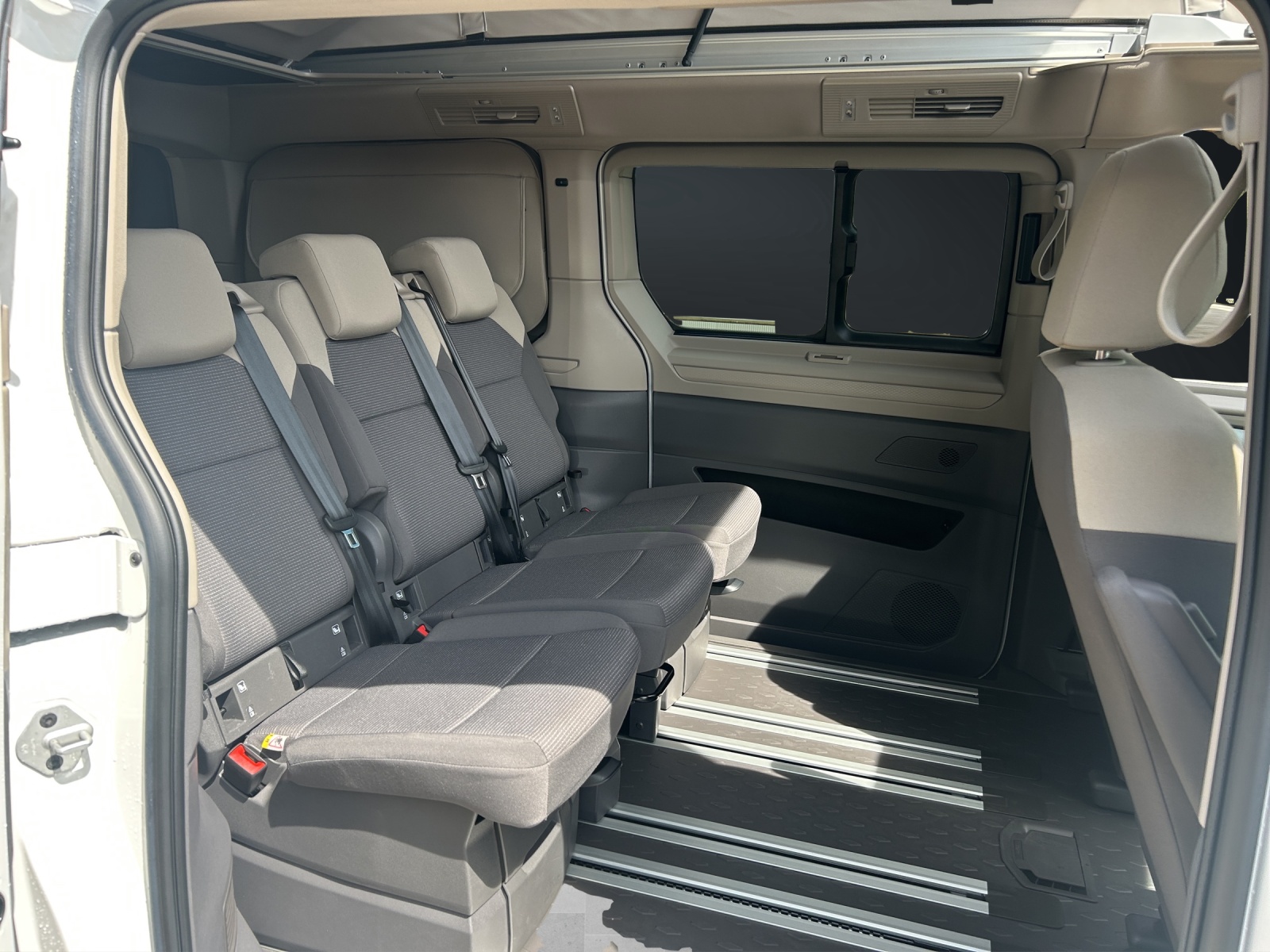 VW California 2.0 TDI Beach Camper-image-10