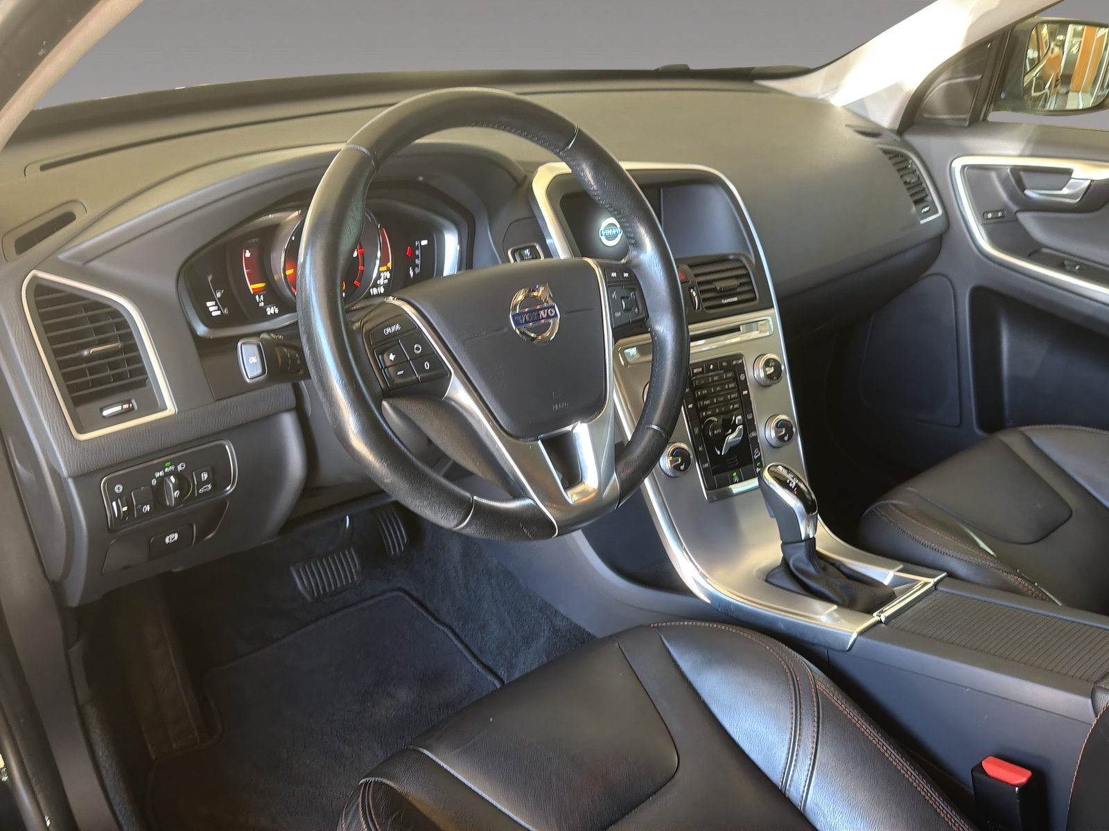 VOLVO XC60 2.4 D5 Summum AWD S/S-image-7