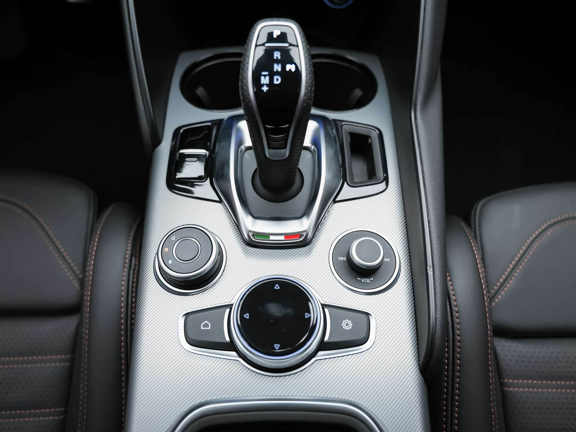 ALFA ROMEO Giulia 2.0 Intensa Q4 AT8 *SOFORT Verfügbar*Werksgarantie*Panorama*Harman/Kardon*-image-23