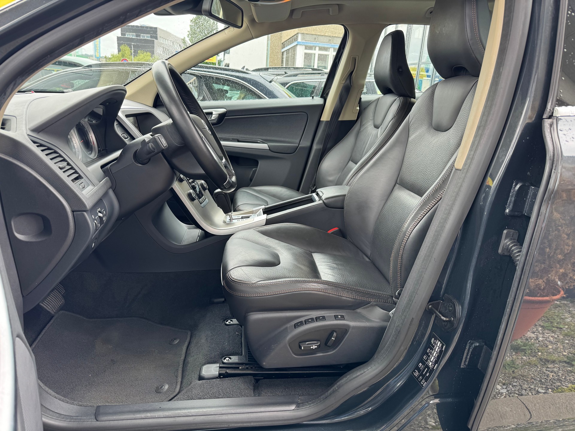 VOLVO XC60 T6 AWD Summum Geartronic-image-4