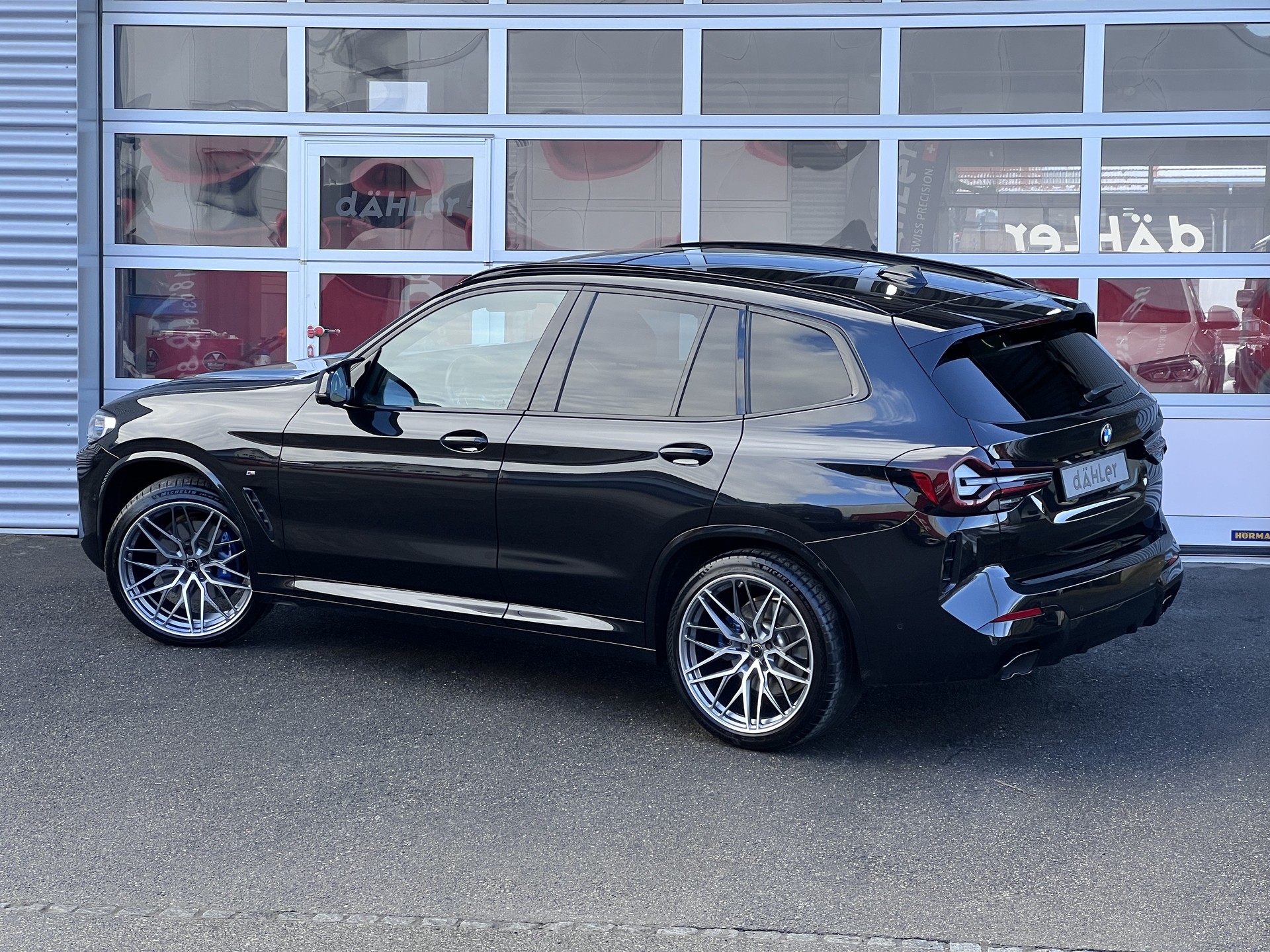 BMW X3 M40i Individual-showroom-element-1
