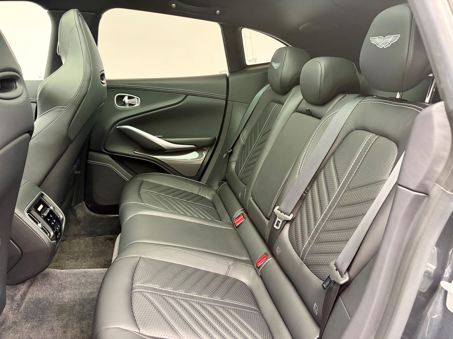 ASTON MARTIN DBX 707 4.0 V8 Bi-Turbo-image-11