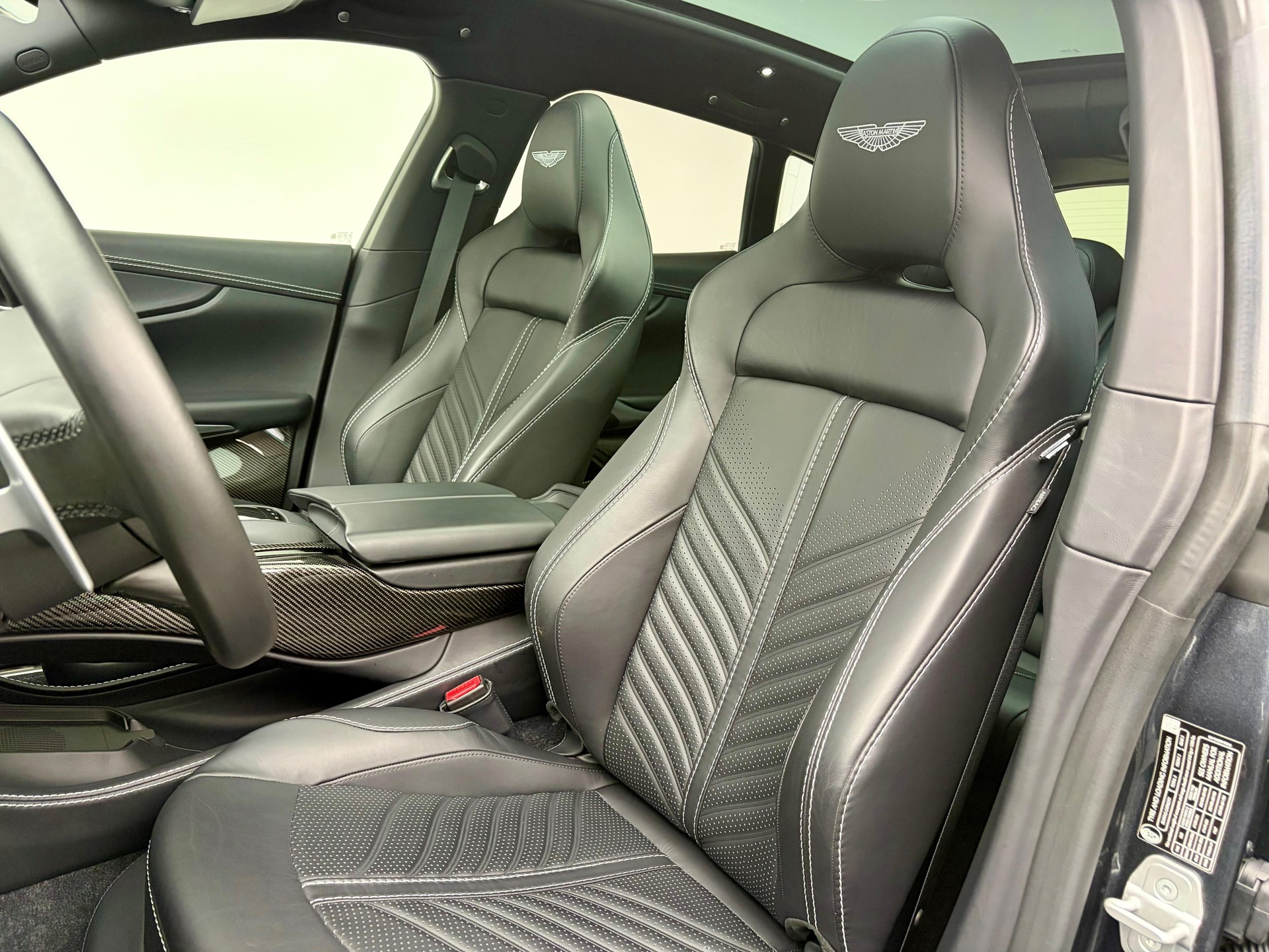 ASTON MARTIN DBX 707 4.0 V8 Bi-Turbo-image-4