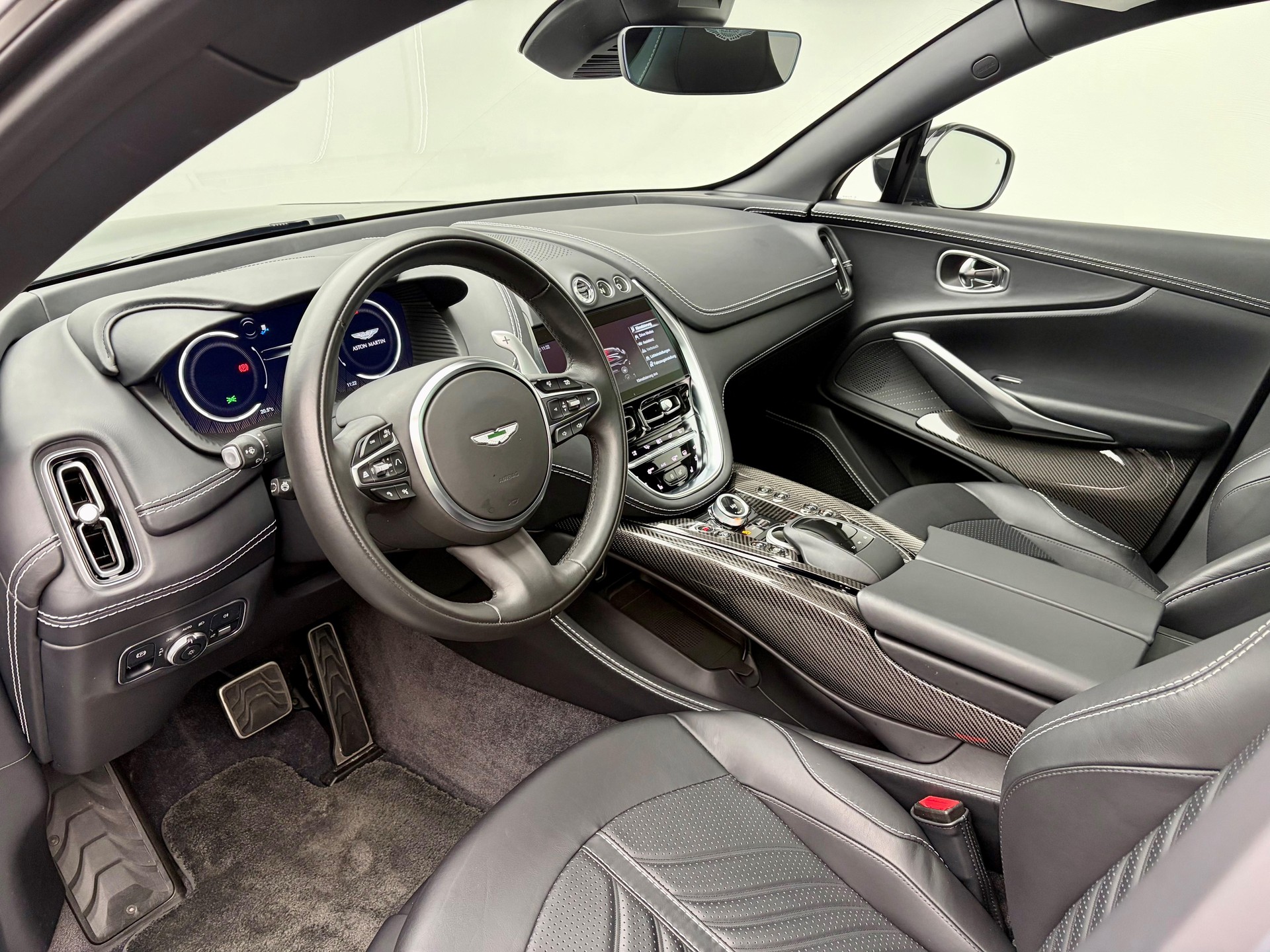 ASTON MARTIN DBX 707 4.0 V8 Bi-Turbo-showroom-element-3