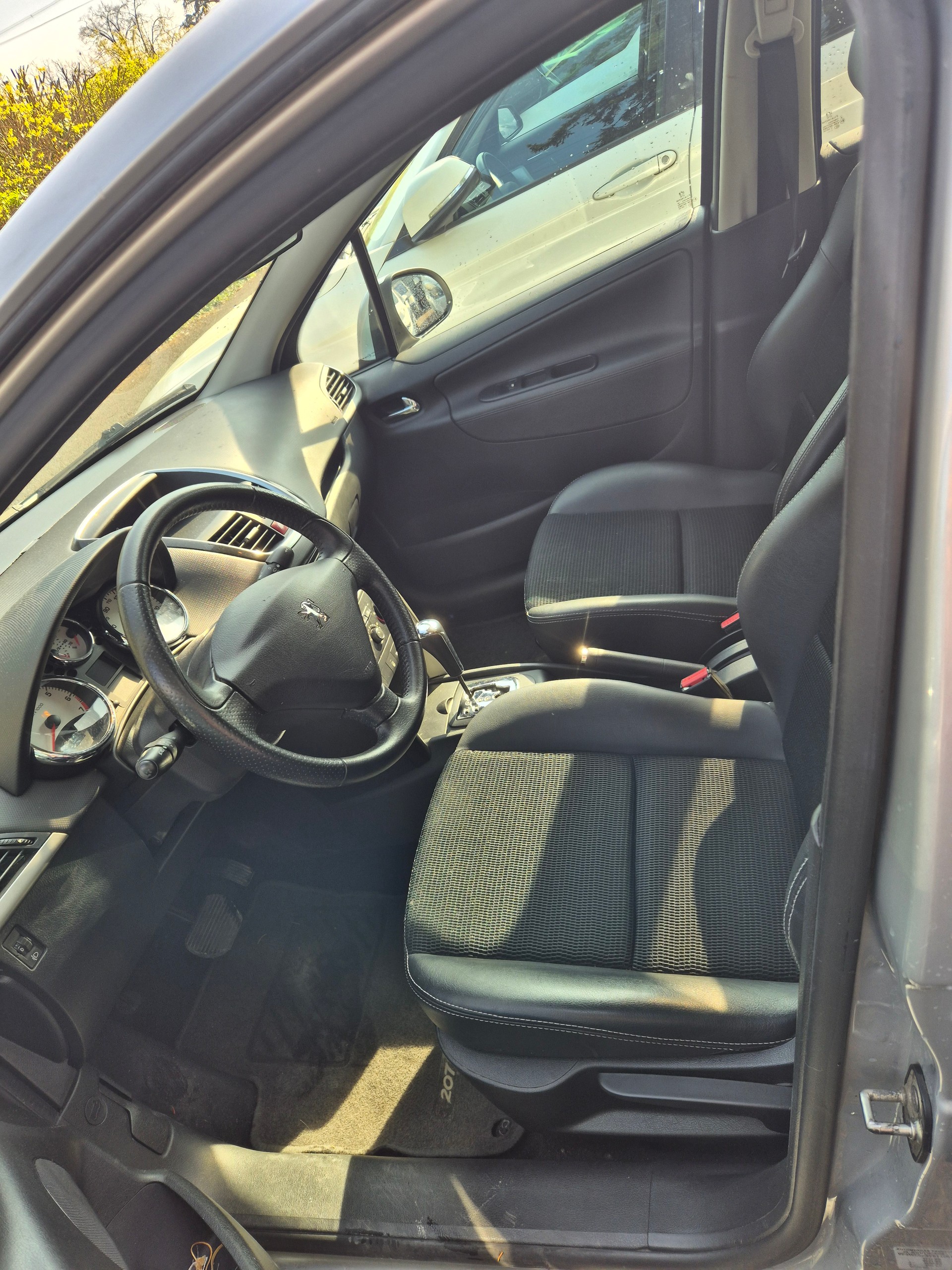 PEUGEOT 207 1.6 16V Lion Edition Automatic-image-8