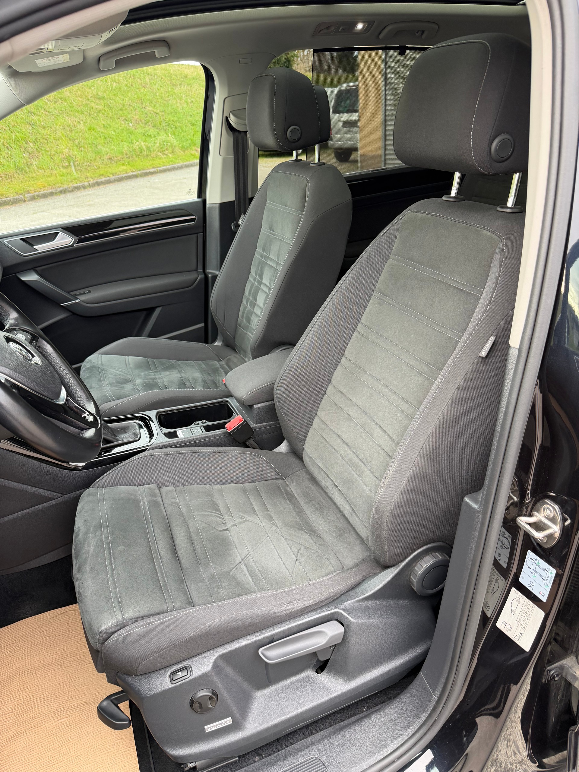 VW Touran 2.0 TDI BlueMotion Technology Highline DSG-image-9