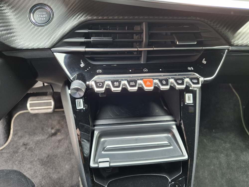 PEUGEOT 2008 1.2 Hybrid 145 GT-image-19