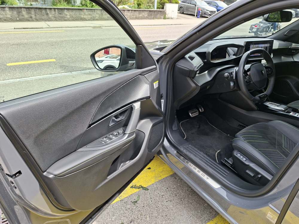 PEUGEOT 2008 1.2 Hybrid 145 GT-image-9