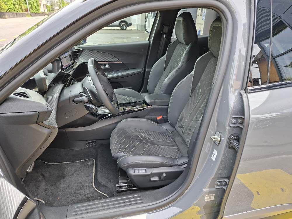 PEUGEOT 2008 1.2 Hybrid 145 GT-image-6