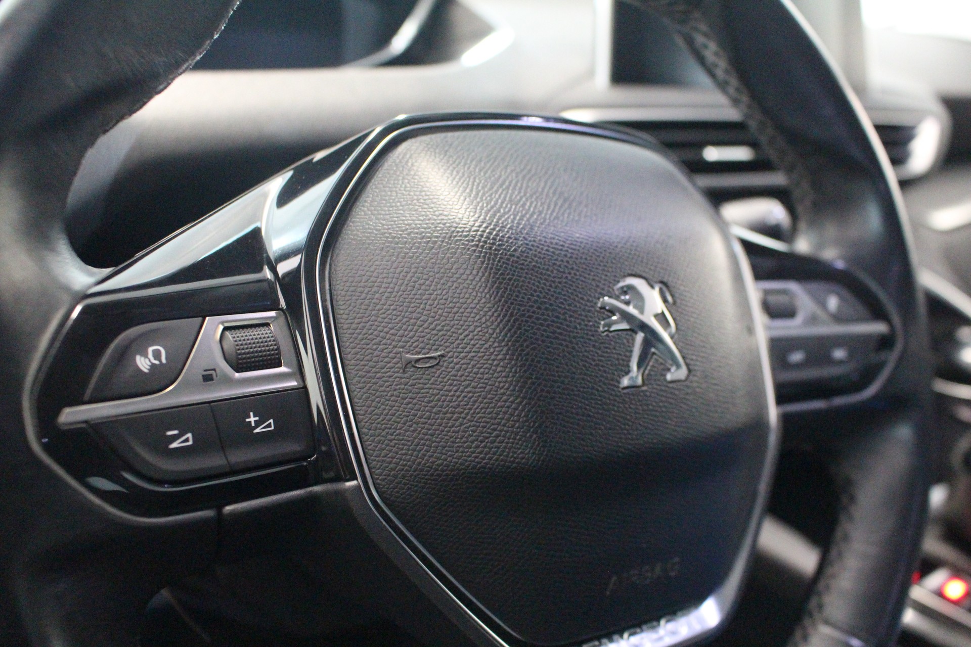 PEUGEOT 5008 1.2 PureTech Allure-image-15
