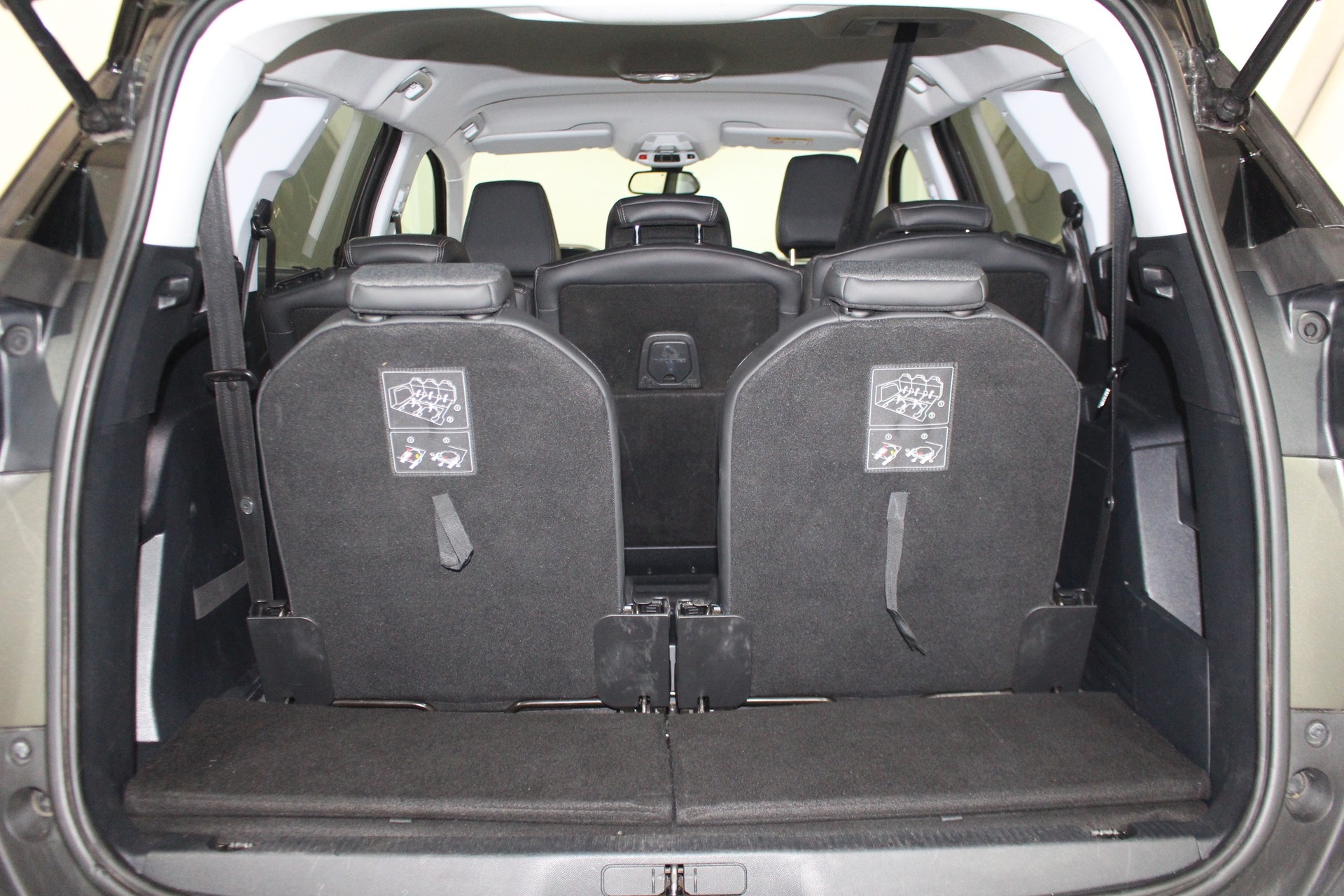 PEUGEOT 5008 1.2 PureTech Allure-image-9