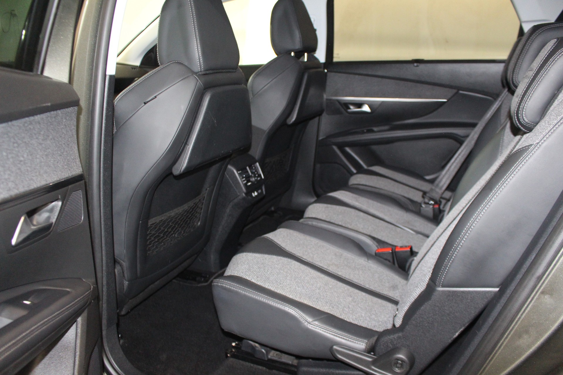 PEUGEOT 5008 1.2 PureTech Allure-image-7