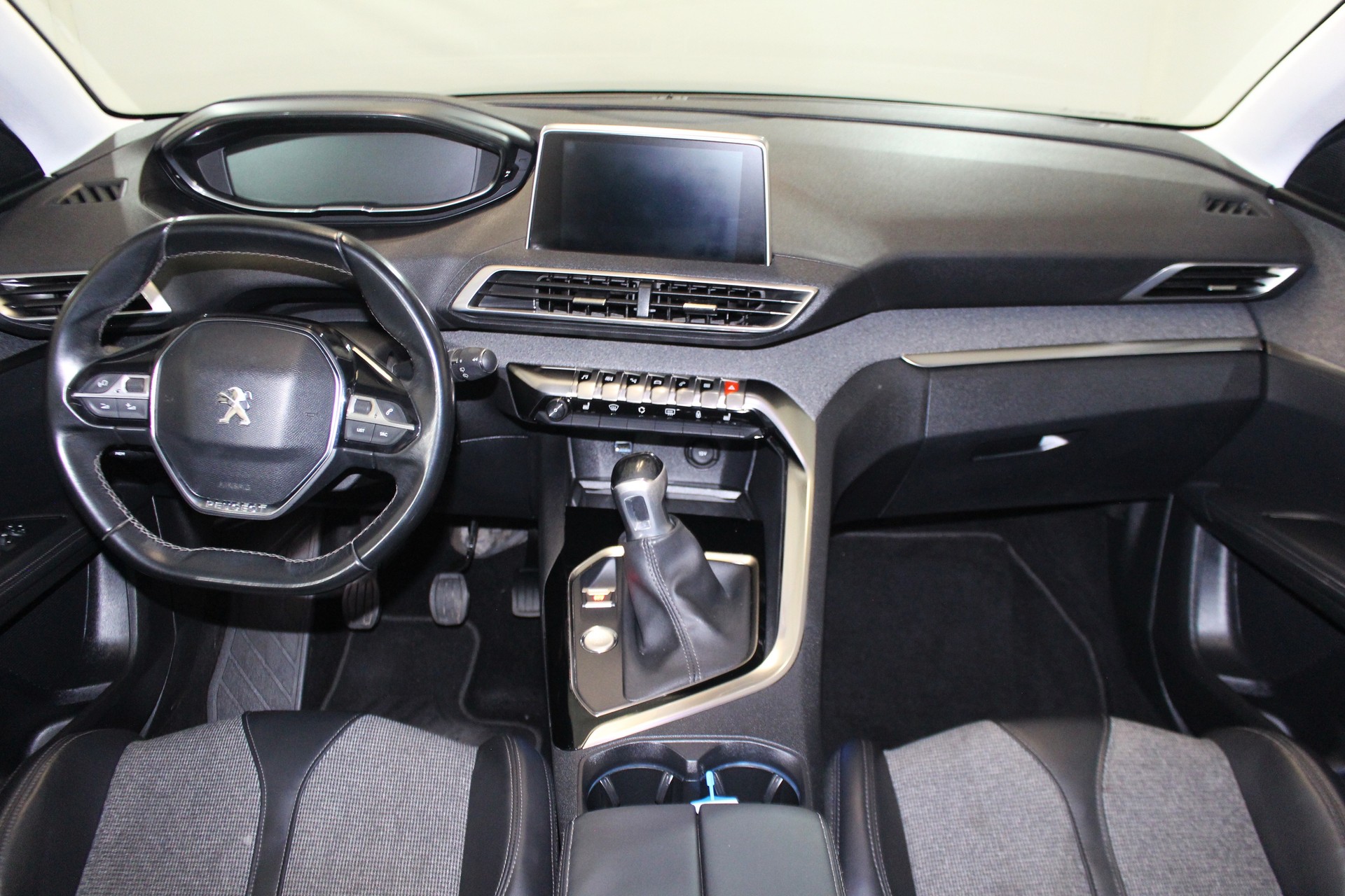 PEUGEOT 5008 1.2 PureTech Allure-image-14