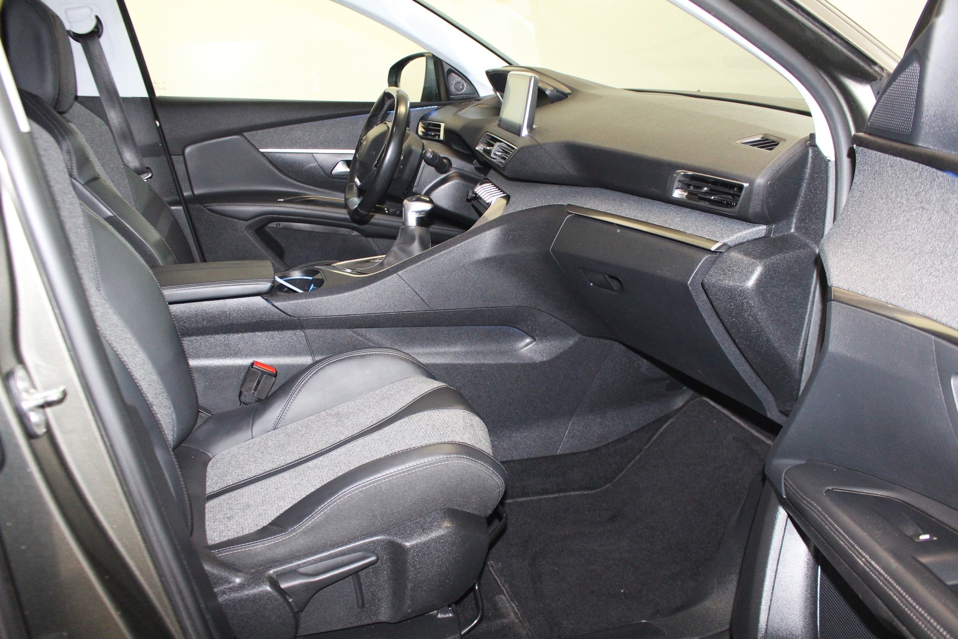 PEUGEOT 5008 1.2 PureTech Allure-image-12