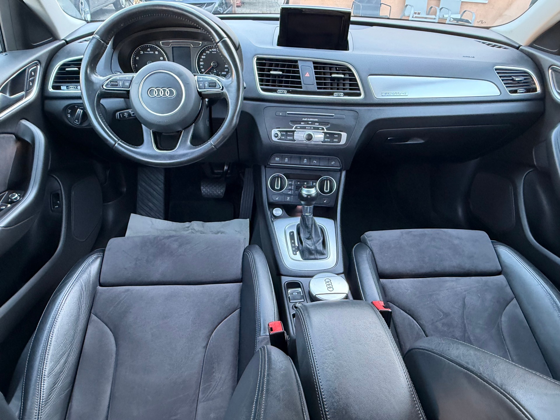 AUDI Q3 2.0 TFSI design quattro S-tronic-image-22