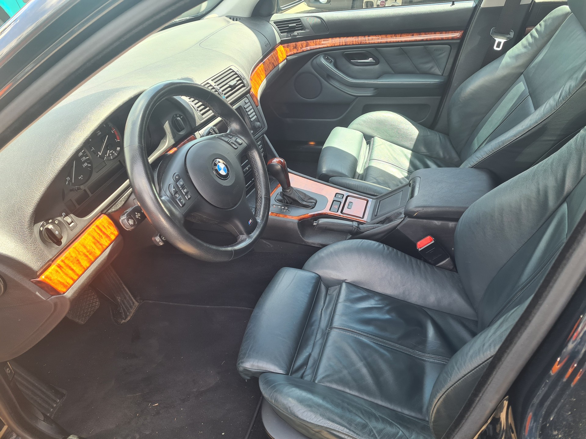 BMW 540i Touring-image-9