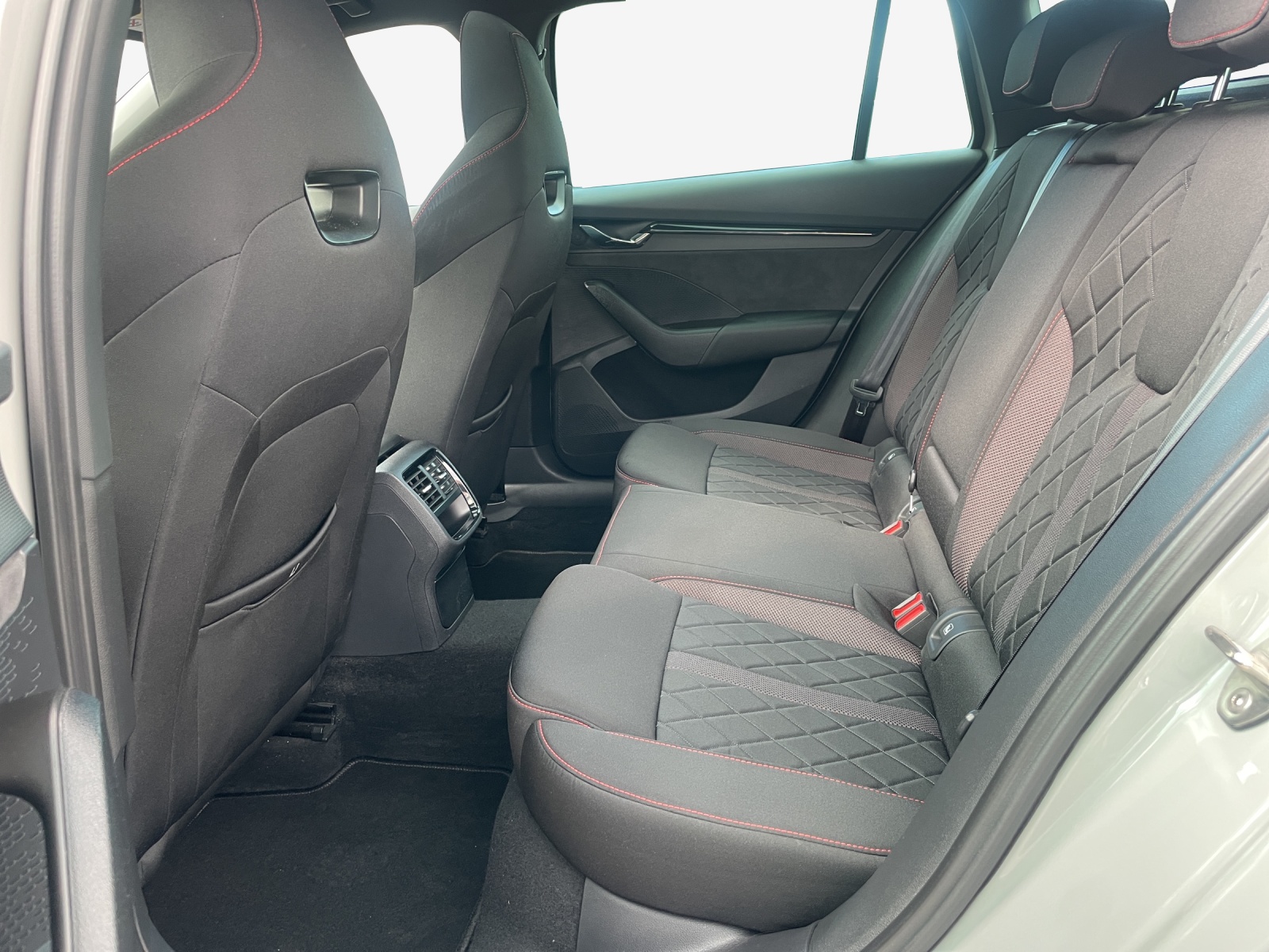 SKODA Octavia Combi 2.0 TDI DSG RS 4x4-image-11