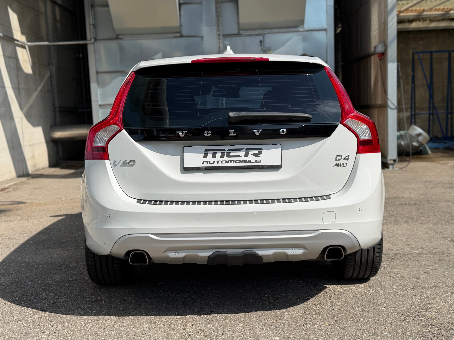 VOLVO V60 2.4 D4 Momentum AWD HEICO 239PS-image-4