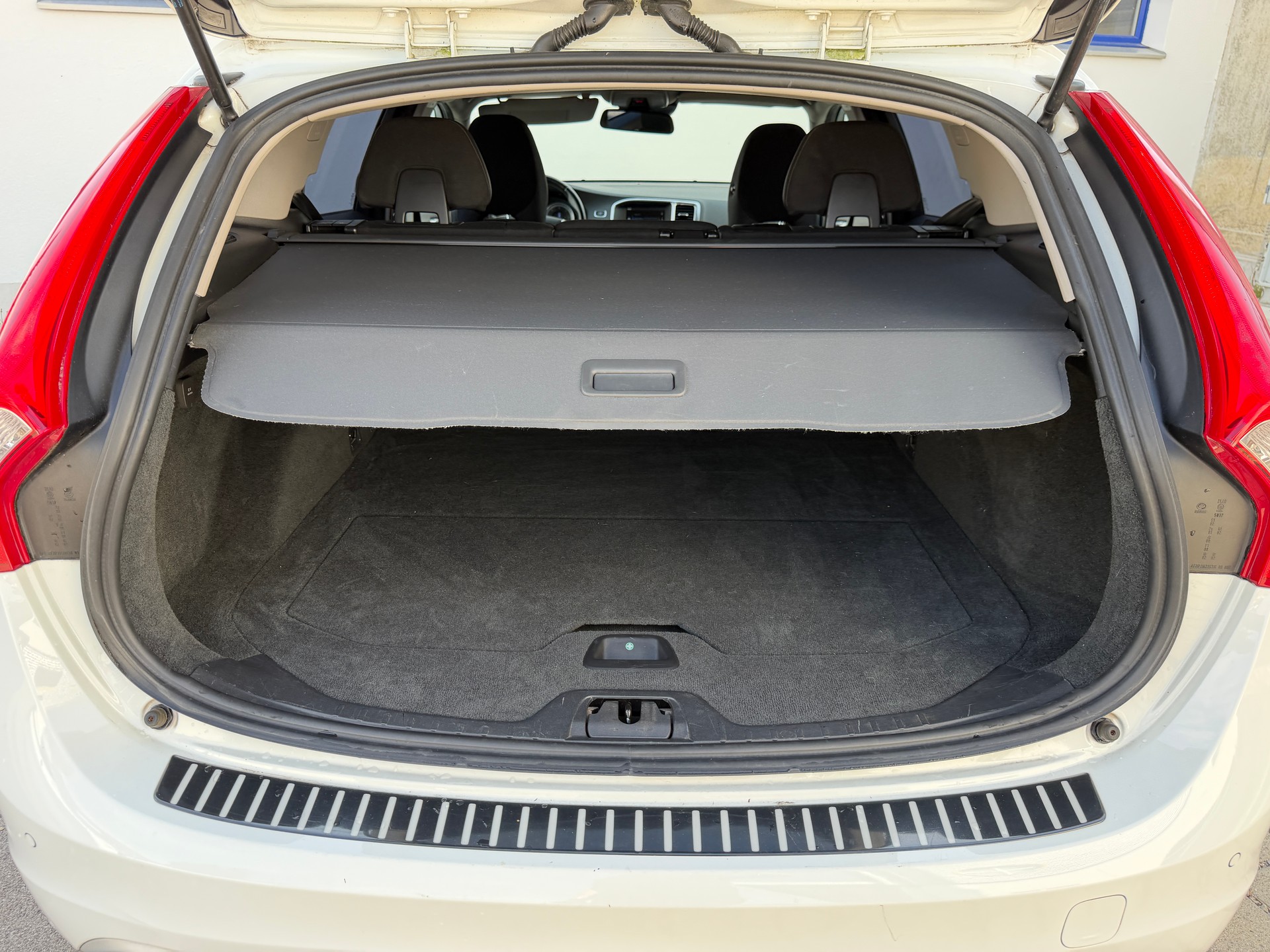 VOLVO V60 2.4 D4 Momentum AWD HEICO 239PS-image-9