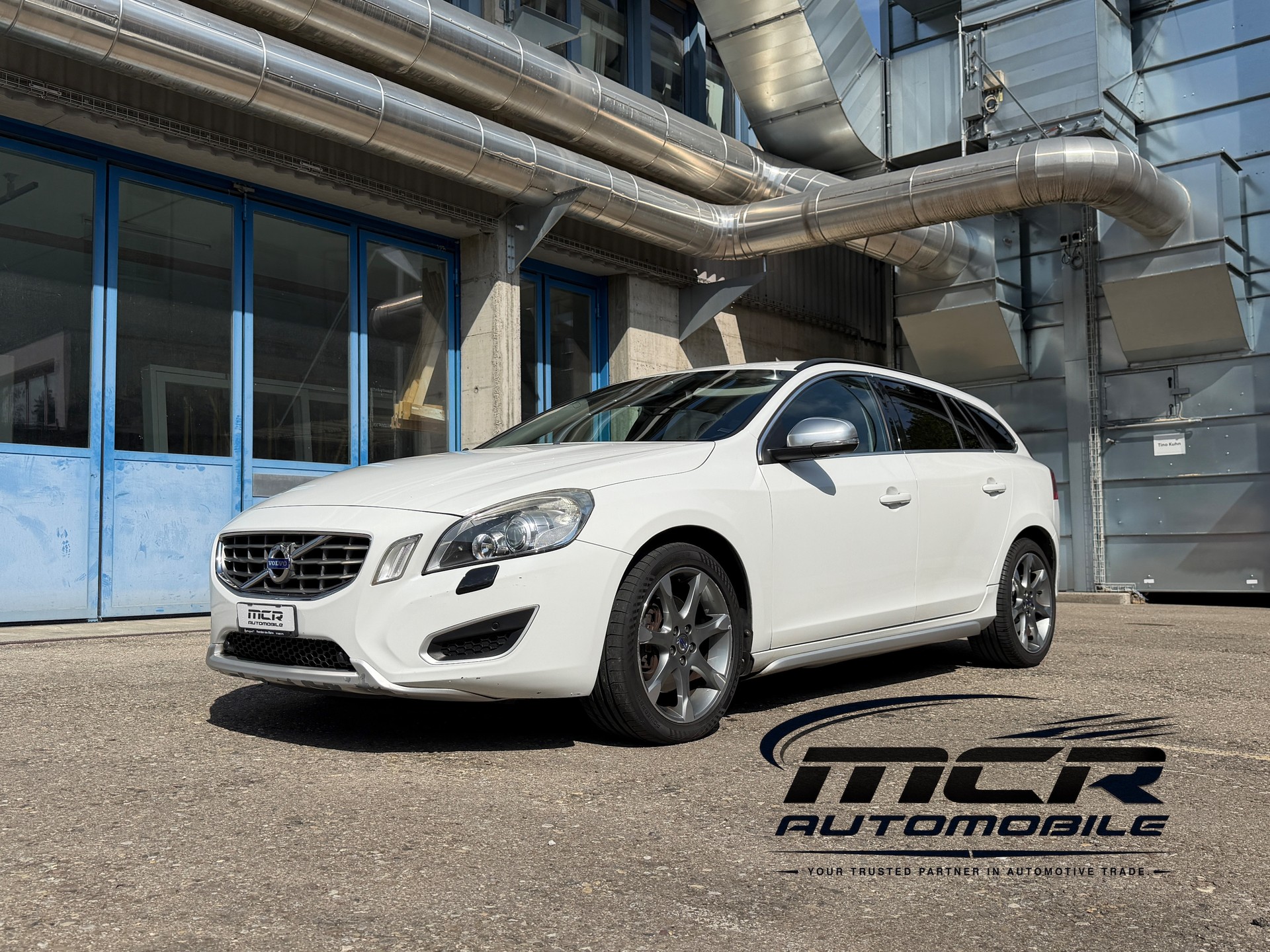 VOLVO V60 2.4 D4 Momentum AWD HEICO 239PS-showroom-element-1