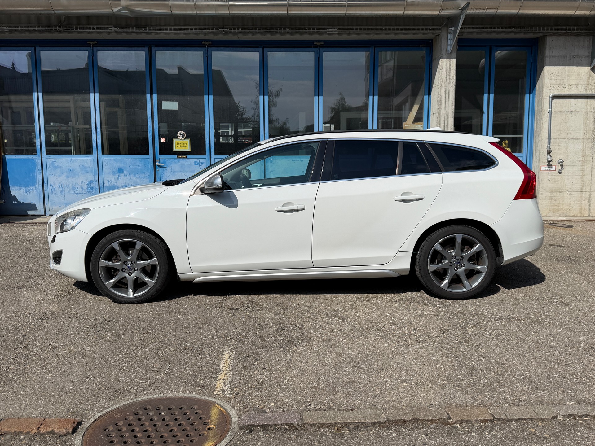 VOLVO V60 2.4 D4 Momentum AWD HEICO 239PS-image-5