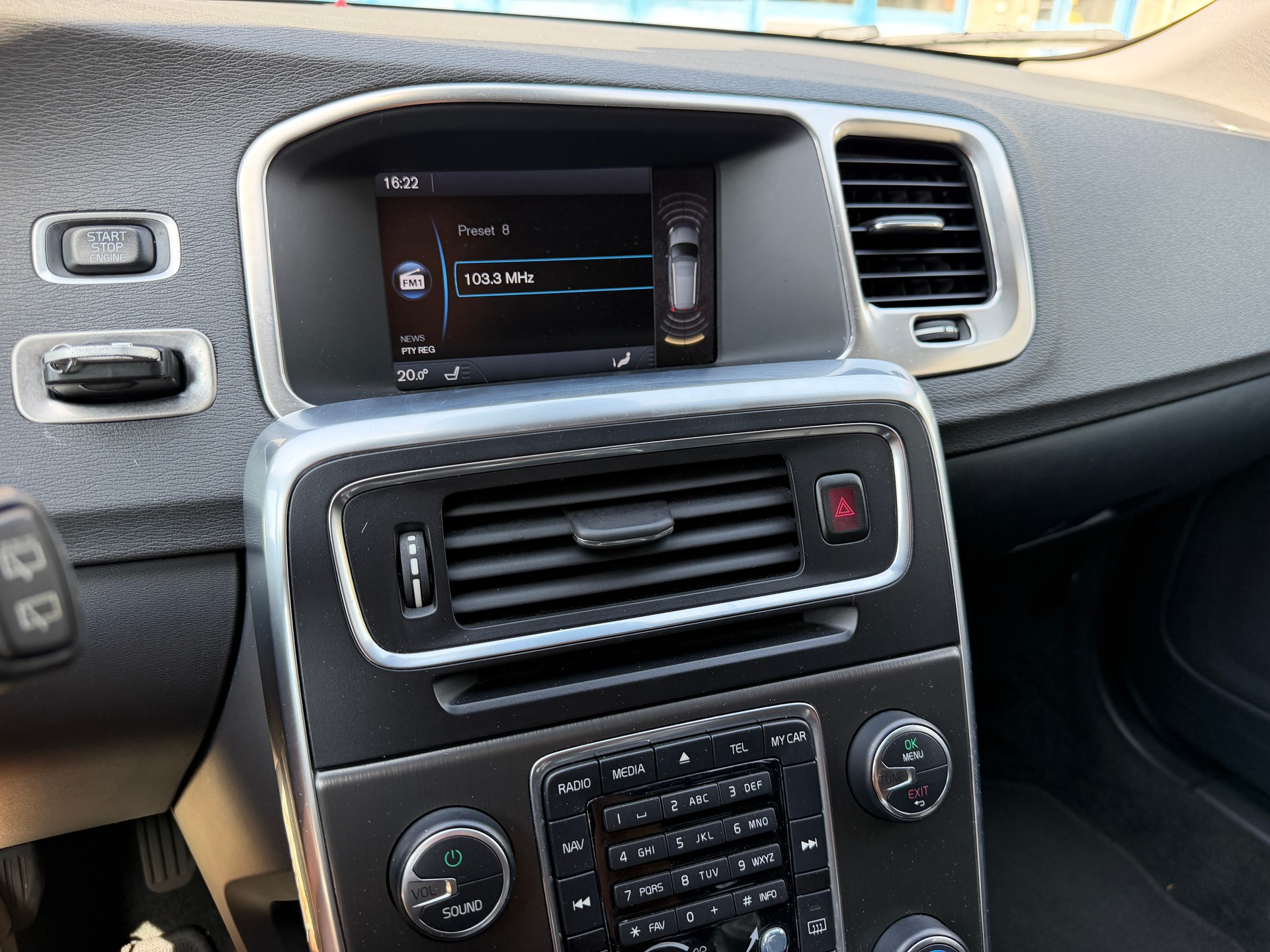 VOLVO V60 2.4 D4 Momentum AWD HEICO 239PS-image-11