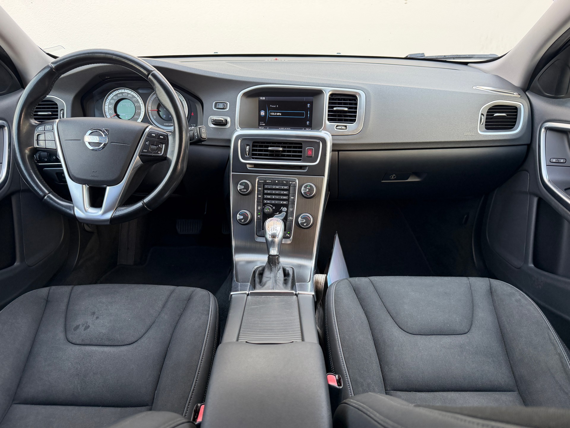 VOLVO V60 2.4 D4 Momentum AWD HEICO 239PS-image-7