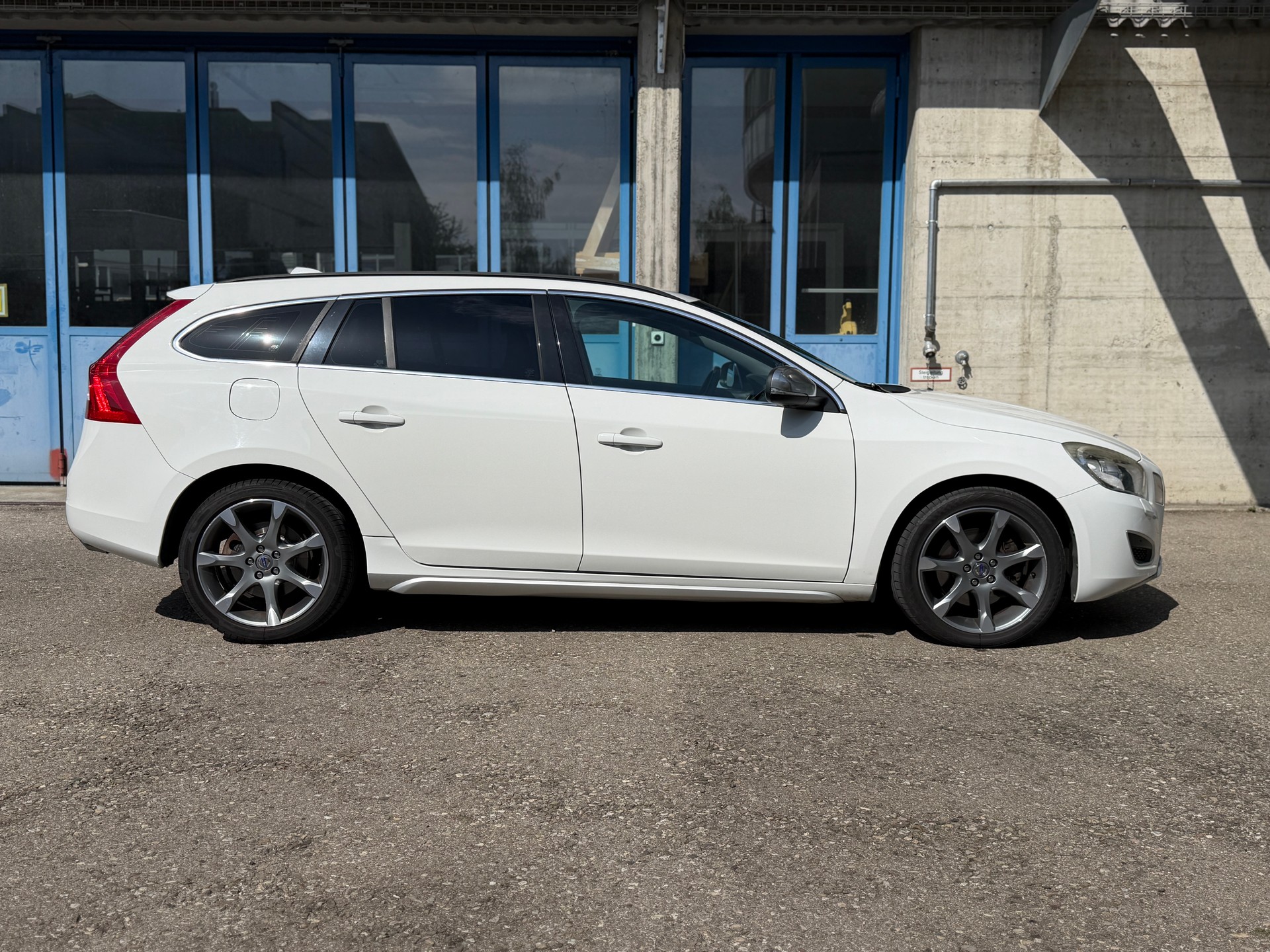 VOLVO V60 2.4 D4 Momentum AWD HEICO 239PS-image-6