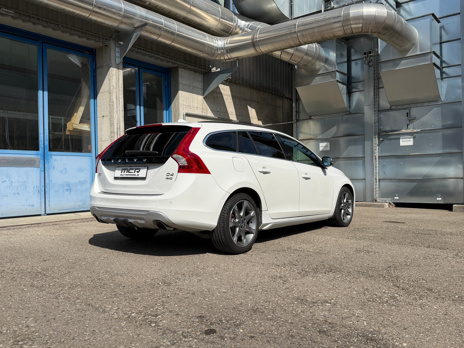 VOLVO V60 2.4 D4 Momentum AWD HEICO 239PS-showroom-element-2