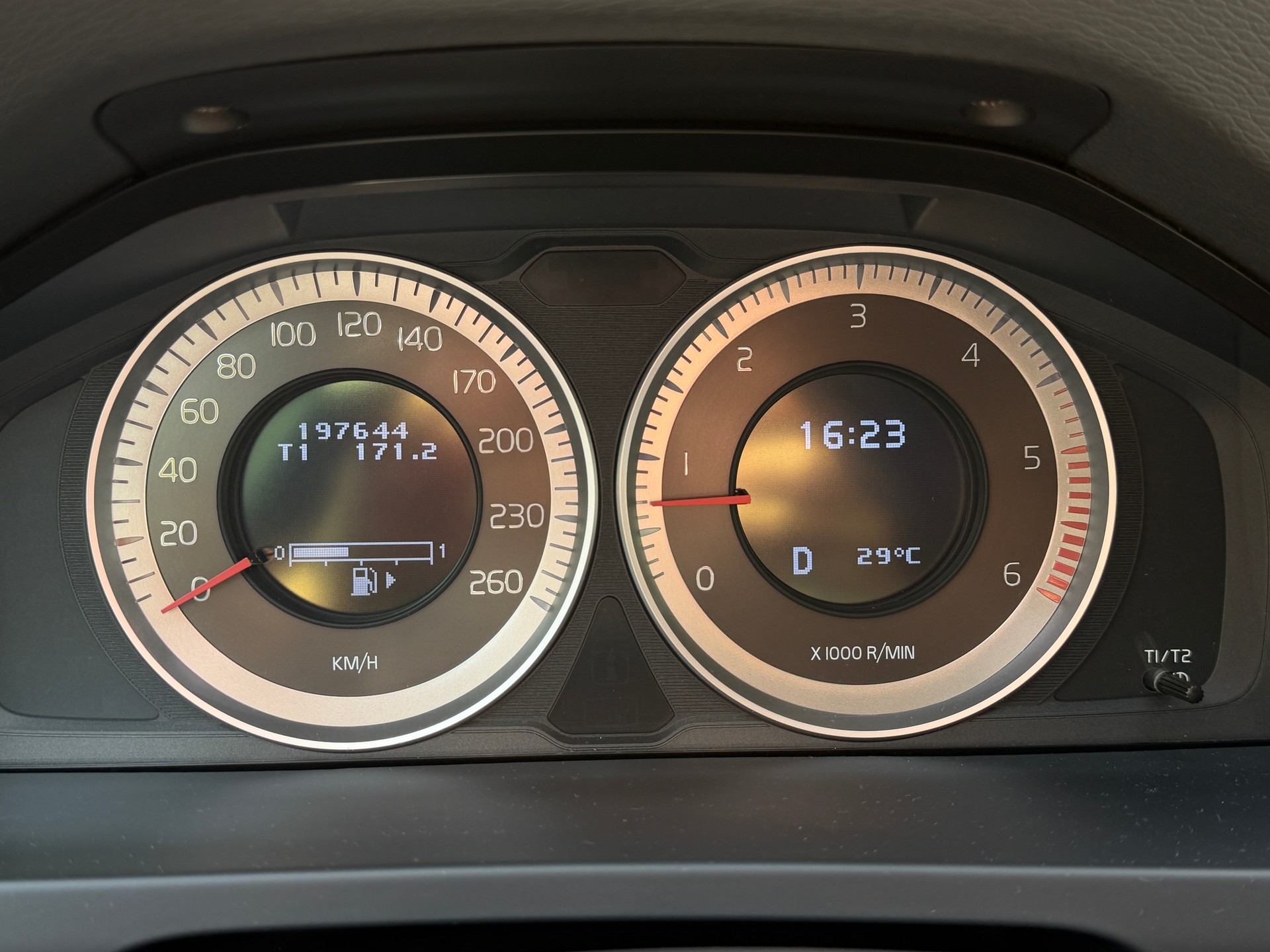 VOLVO V60 2.4 D4 Momentum AWD HEICO 239PS-image-10