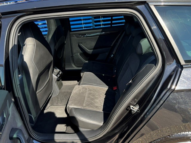 SKODA Superb Combi 2.0 TDi SportLine+ 4x4 DSG-image-5