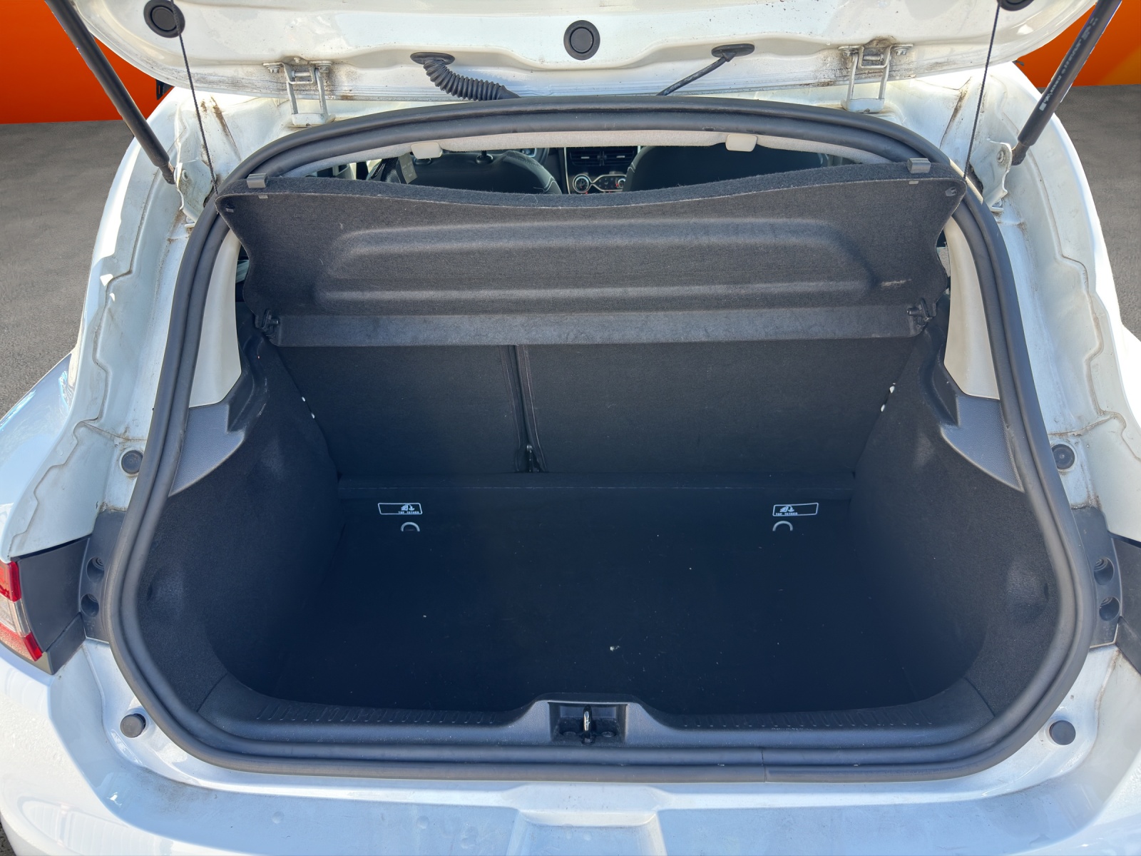 RENAULT Clio 0.9 12V Swiss Edition-image-12