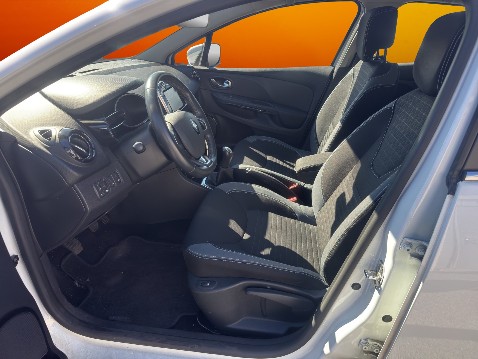 RENAULT Clio 0.9 12V Swiss Edition-image-9