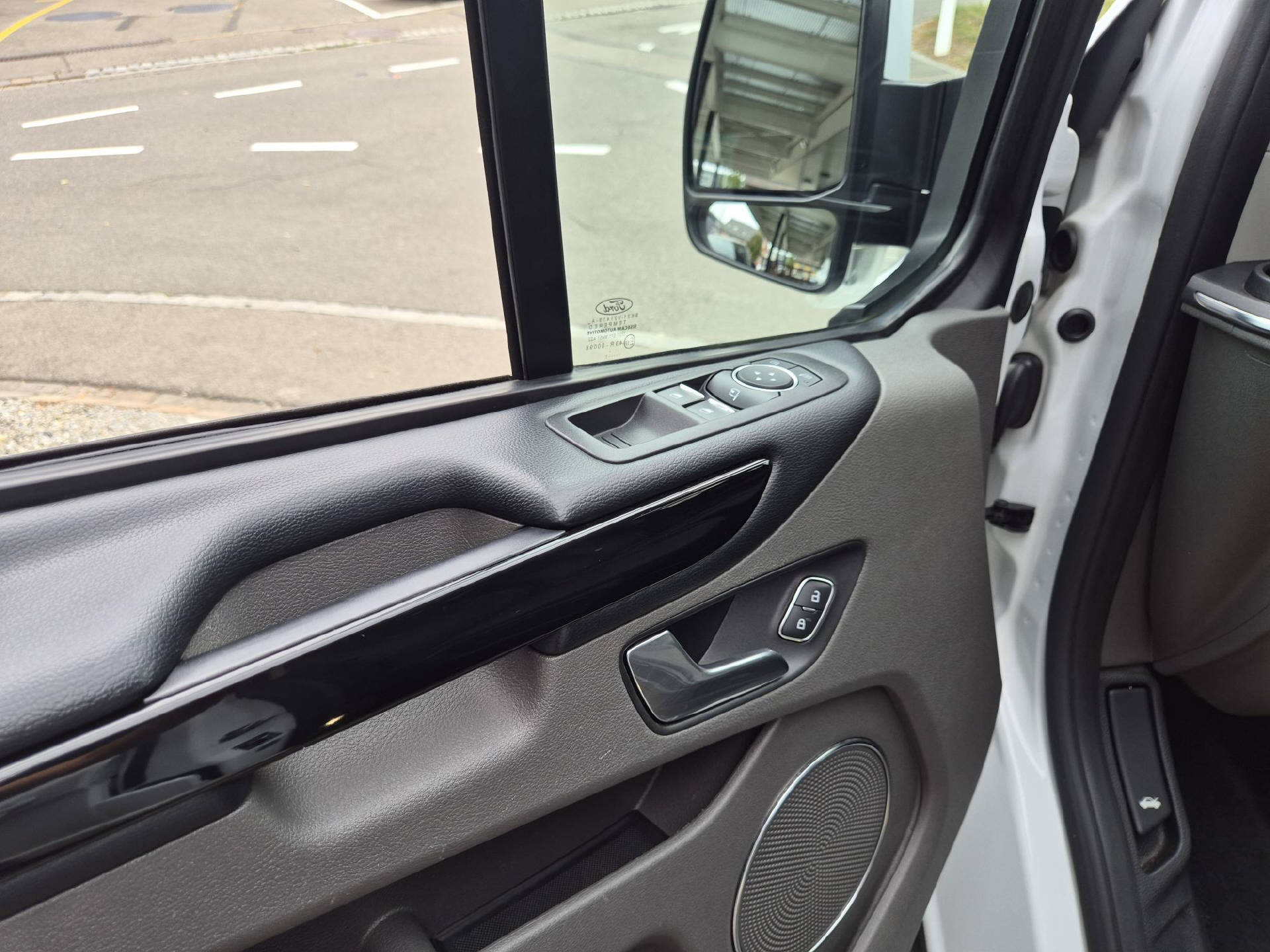 FORD Tourneo Custom 320 L2 2.0 TDCi 130 Titanium-image-14