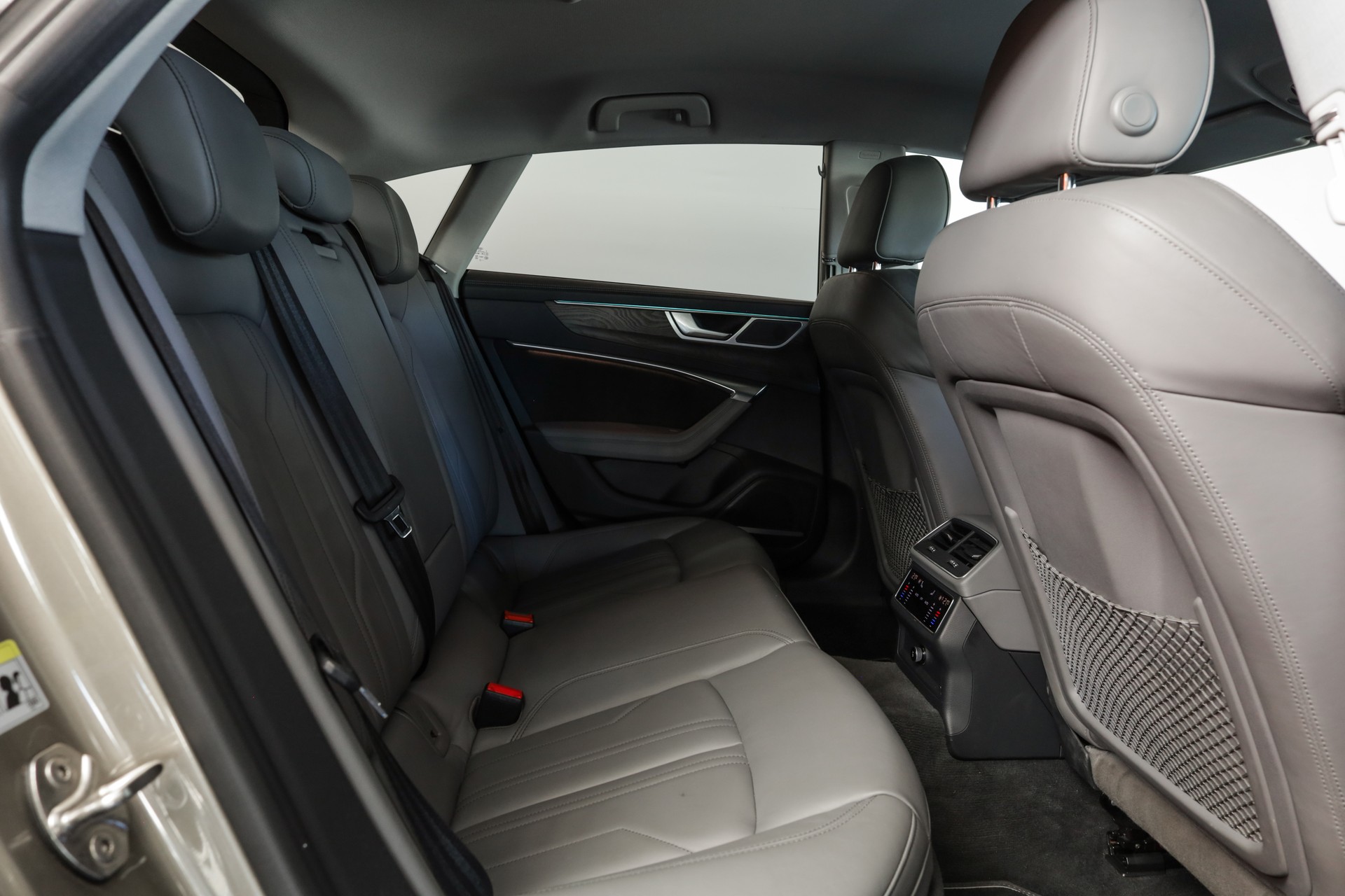 AUDI A7 Sportback 55 TFSI e quattro Carat Beige S line • Bang & Olufsen • Head-up Display-image-15