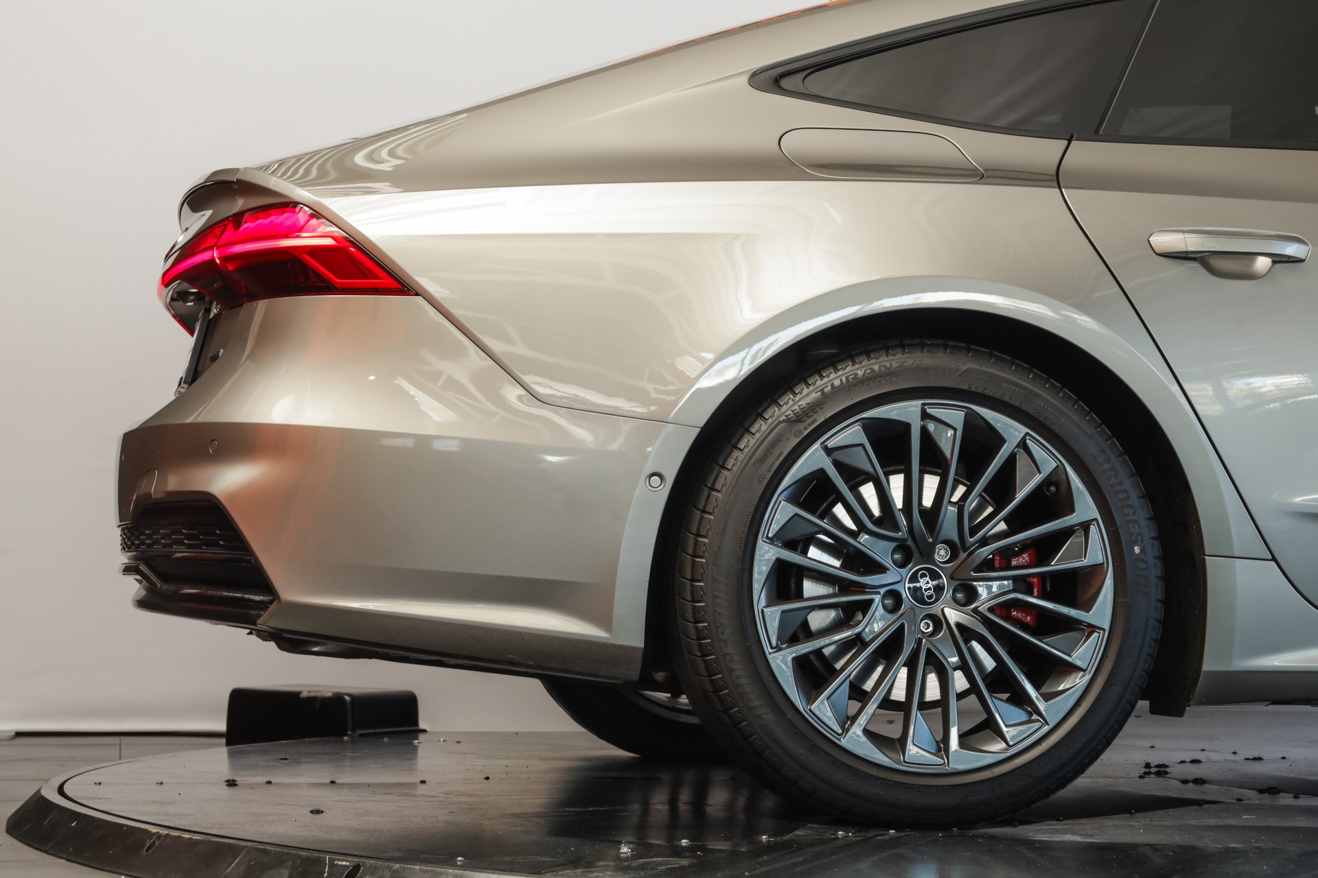 AUDI A7 Sportback 55 TFSI e quattro Carat Beige S line • Bang & Olufsen • Head-up Display-image-7