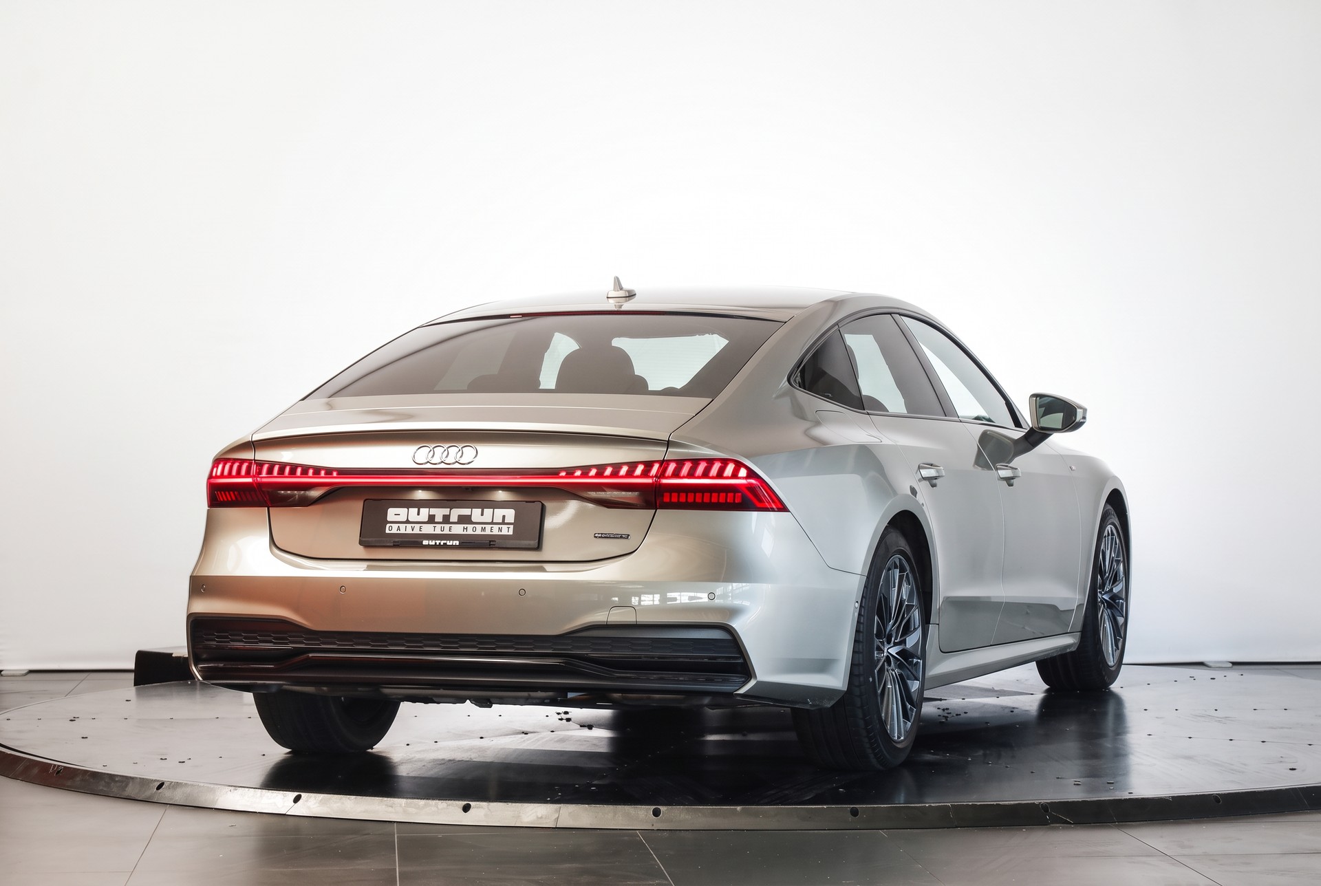 AUDI A7 Sportback 55 TFSI e quattro Carat Beige S line • Bang & Olufsen • Head-up Display-image-4