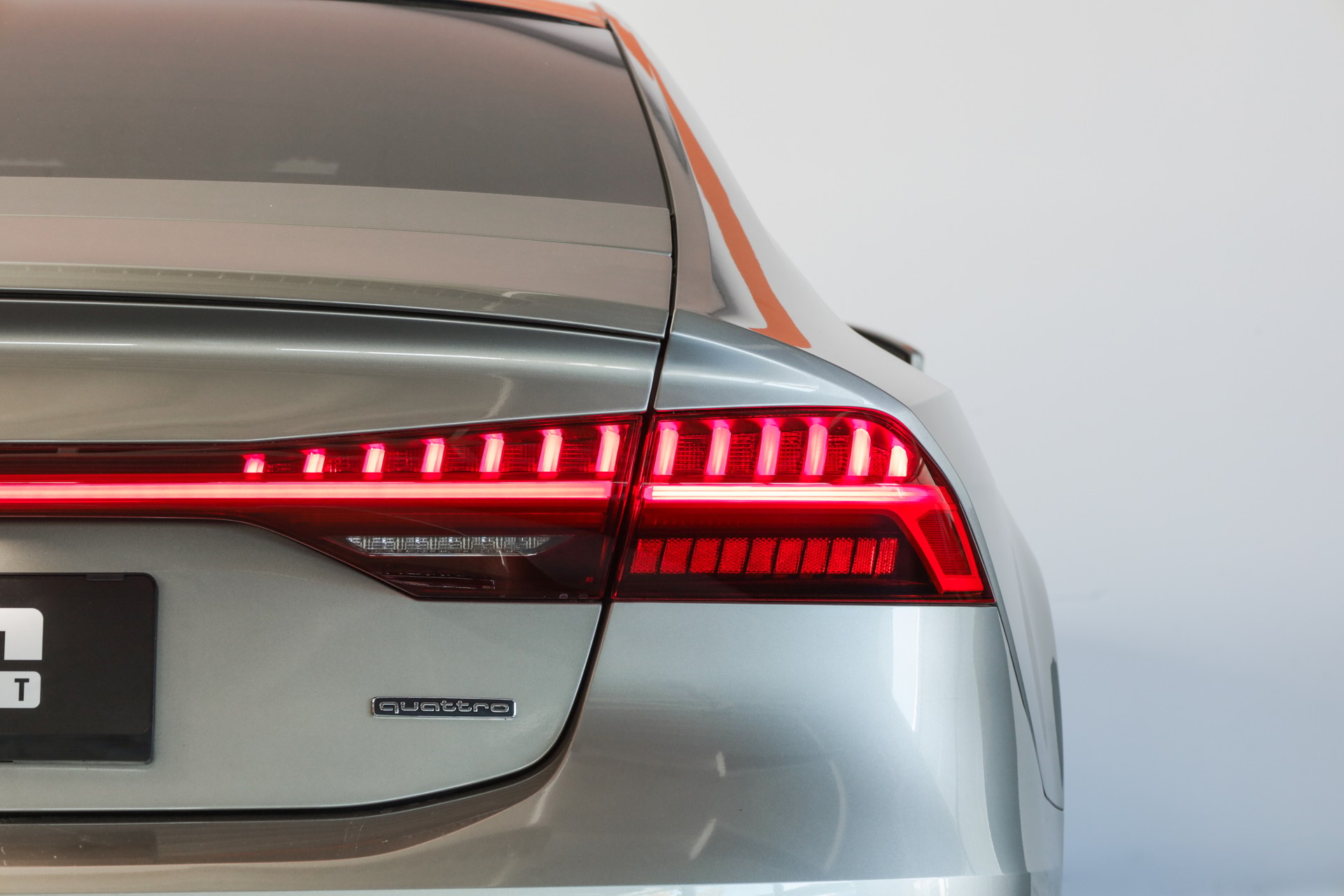AUDI A7 Sportback 55 TFSI e quattro Carat Beige S line • Bang & Olufsen • Head-up Display-image-9