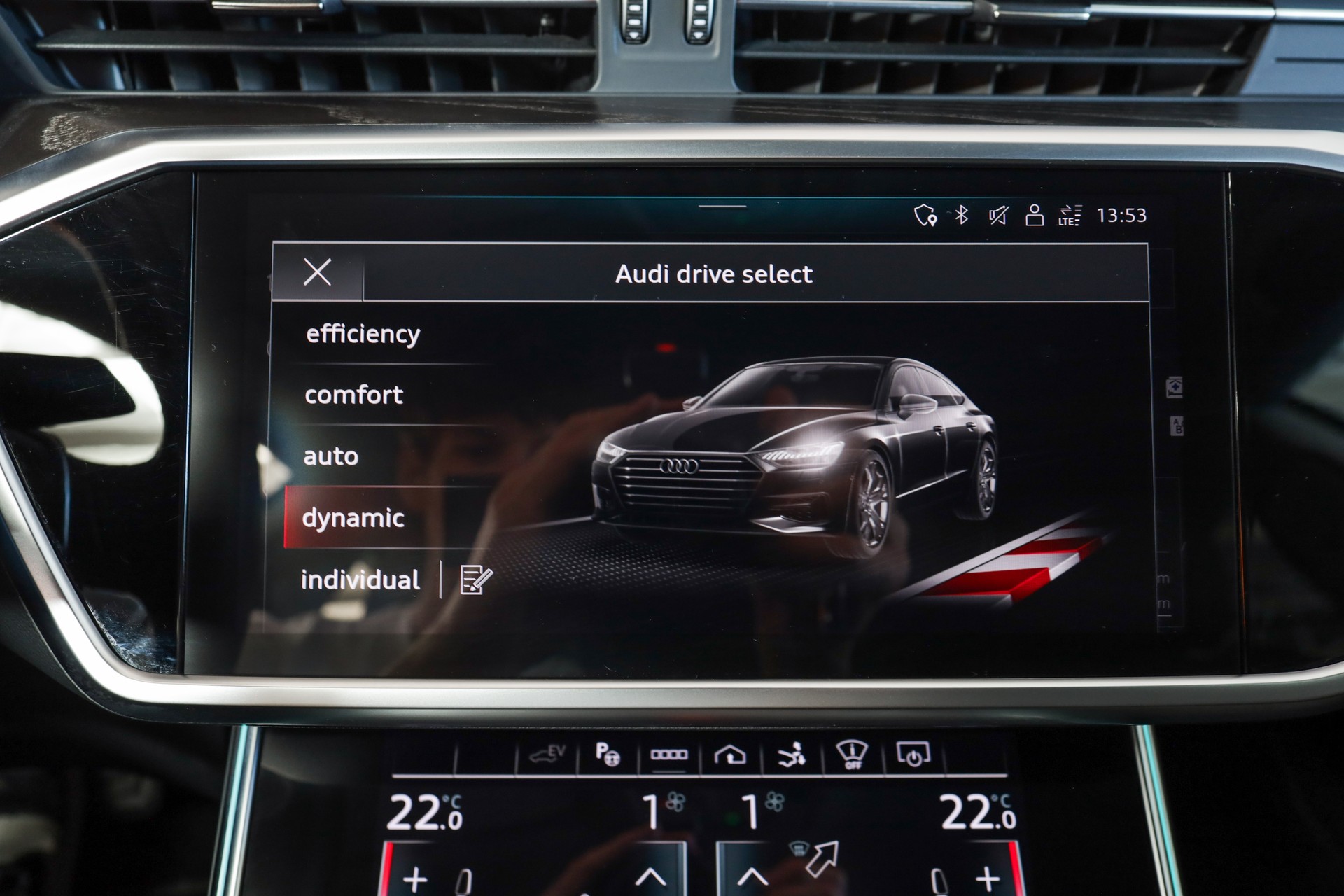 AUDI A7 Sportback 55 TFSI e quattro Carat Beige S line • Bang & Olufsen • Head-up Display-image-22