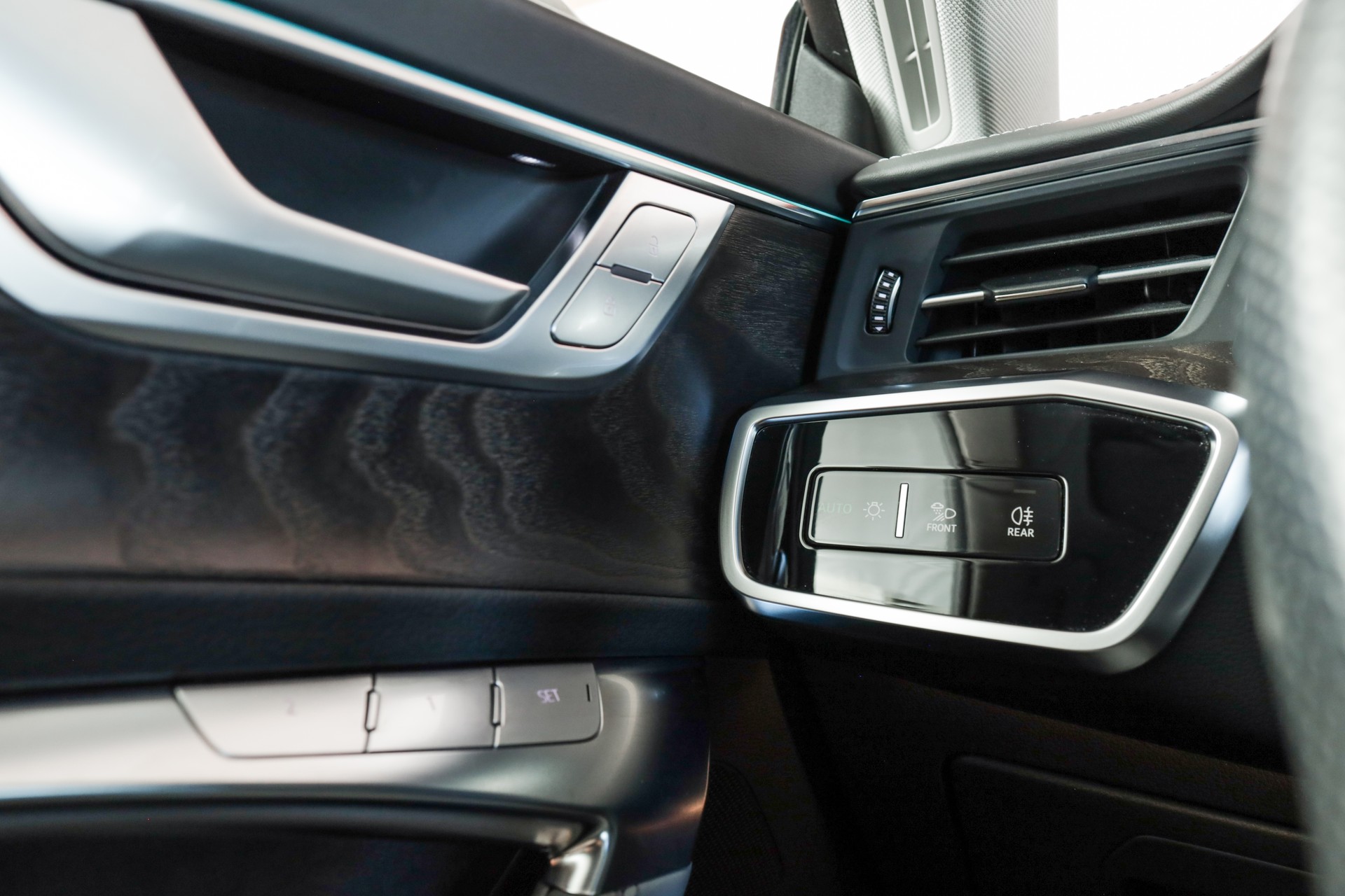 AUDI A7 Sportback 55 TFSI e quattro Carat Beige S line • Bang & Olufsen • Head-up Display-image-26